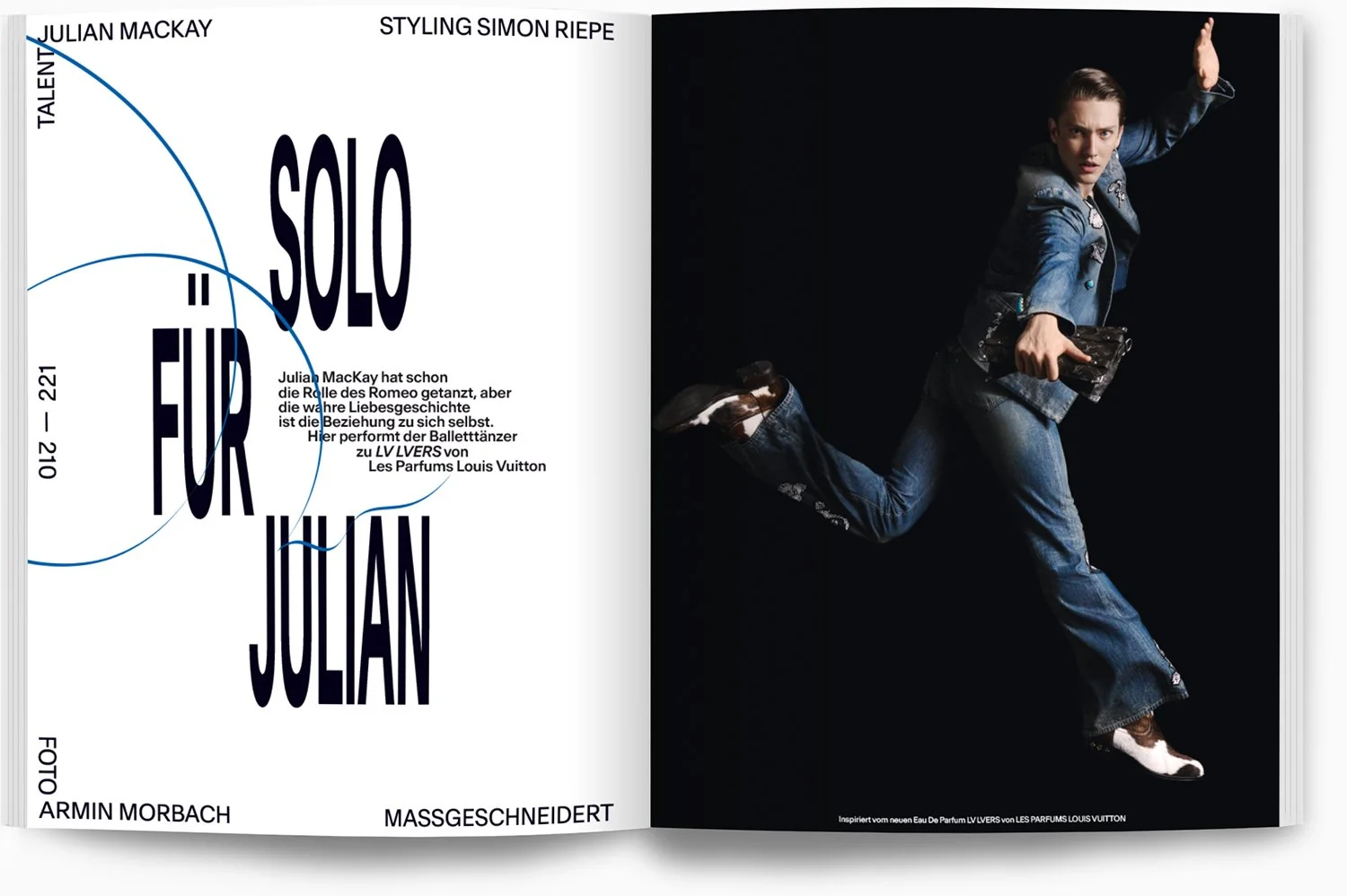 Eine doppelseitige Zeitschriftenseite. Auf der linken Seite steht Text in verschiedenen Schriftgrößen, erwähnt Juliana MacKay, ihre Beziehung zur Romeo-Rolle und Louis Vuitton. Die rechte Seite zeigt ein Model in Jeans, das dynamisch läuft, mit dunkl