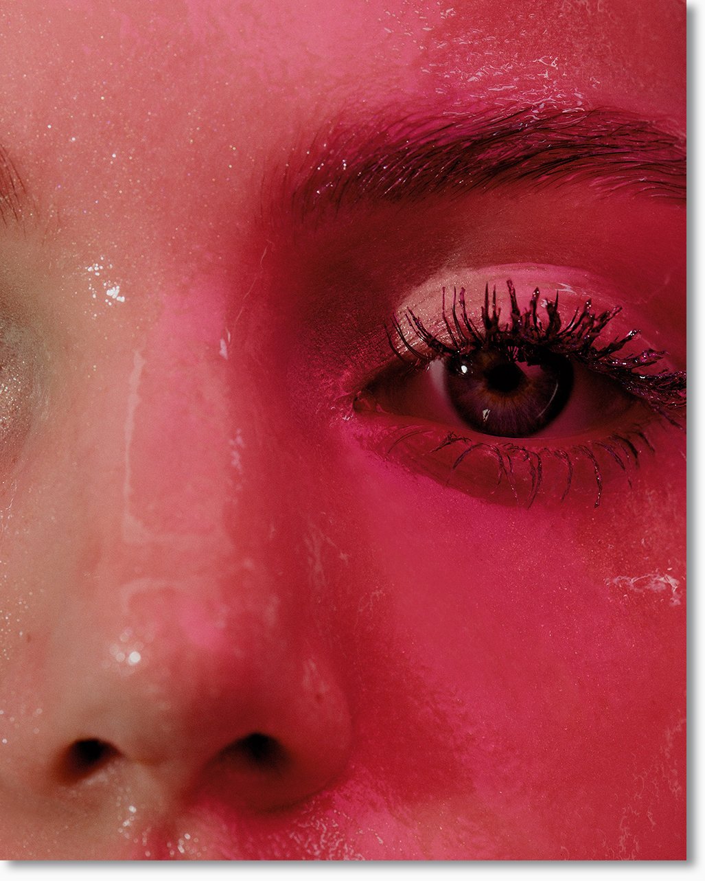 Nahaufnahme eines menschlichen Gesichts mit besonderem Fokus auf linkem Auge und Nase, farblich betont in Pink