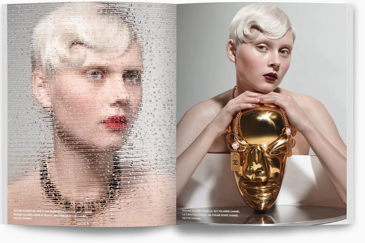 Links: Ein Porträt einer Frau mit blonder, gewellter Frisur, die durch ein Window mit Regentropfen fotografiert wurde. Rechts: Eine Frau mit short blondem Haar, die einen goldenen, maskenförmigen Schmuck hält. Beide Frauen haben dunkle Lippen. Es han