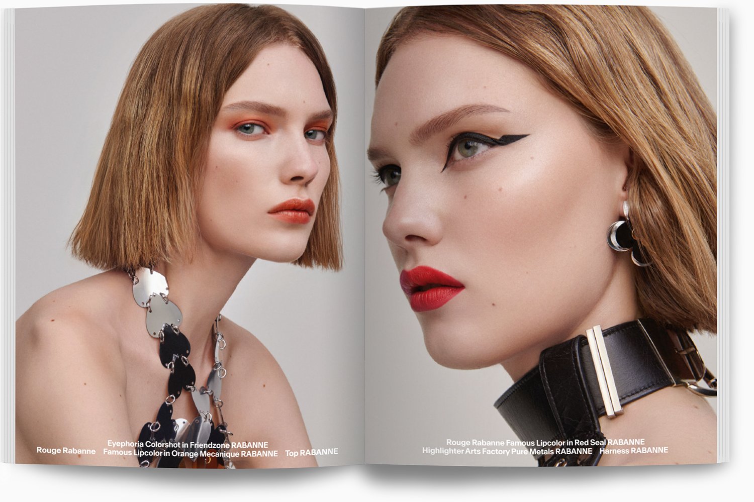 Zwei Frauen mit rotem Lippenstift und modernen Make-up, tragen auffällige Schmuckstücke, vor einem neutralen Hintergrund, in einem Mode-Fotoshooting. links trägt eine Frau ein schwarzes und silbernes Kettenhalsband, rechts ein schwarzes Lederhalsband