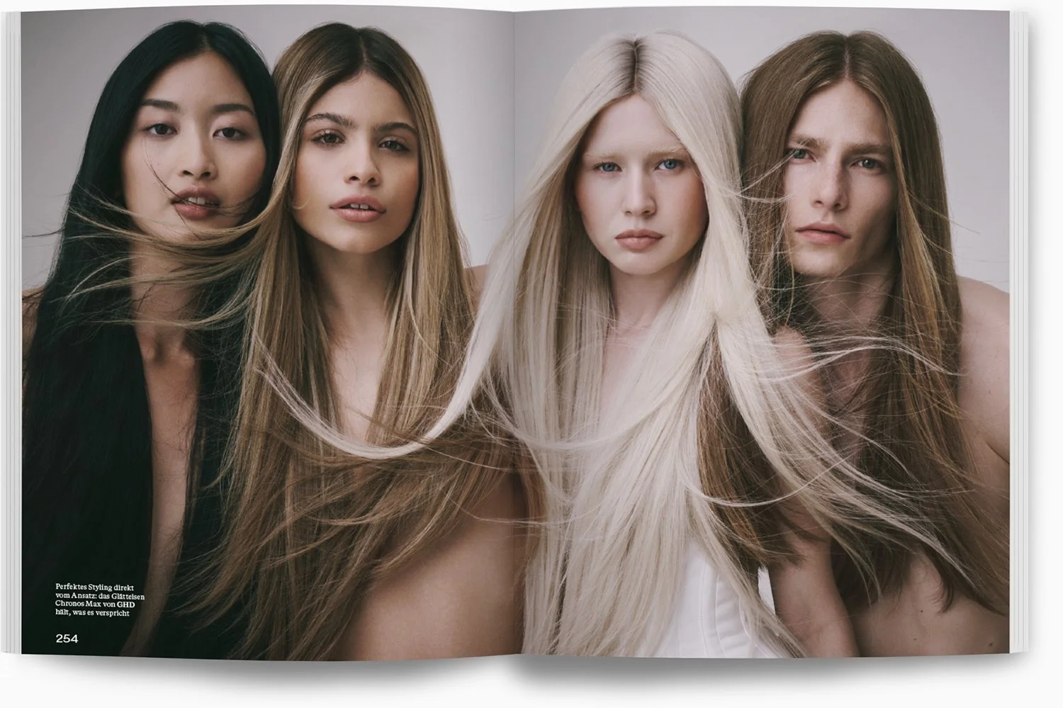 Fünf Models mit unterschiedlichen Haarfarben und Stimmungen, die in einem Fotoshooting posieren. Die Frauen haben verschiedene Haarfarben, von Schwarz über Blond bis Braun.