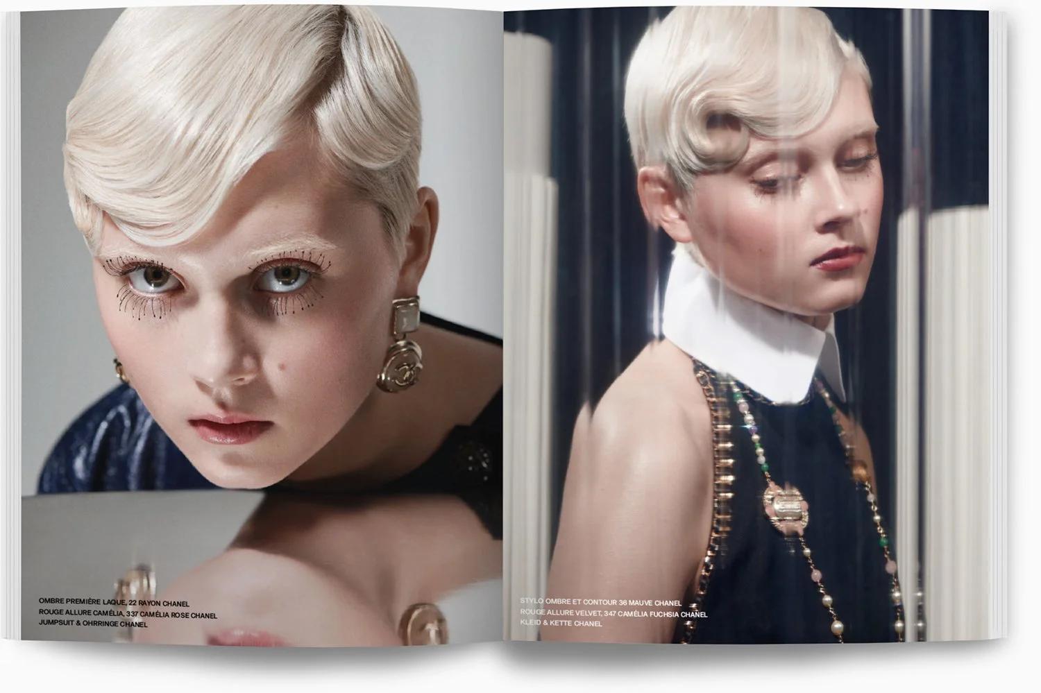Zwei Nahaufnahmen von Frauen mit platinblondem, welligem Kurzhaarschnitt, die verschiedene Chanel-Modelle präsentieren. Links eine Frau mit Make-up und großen Ohr-Clips, rechts eine Frau im schwarzen Kleid mit Halskette, die durch eine Glaswand sieht