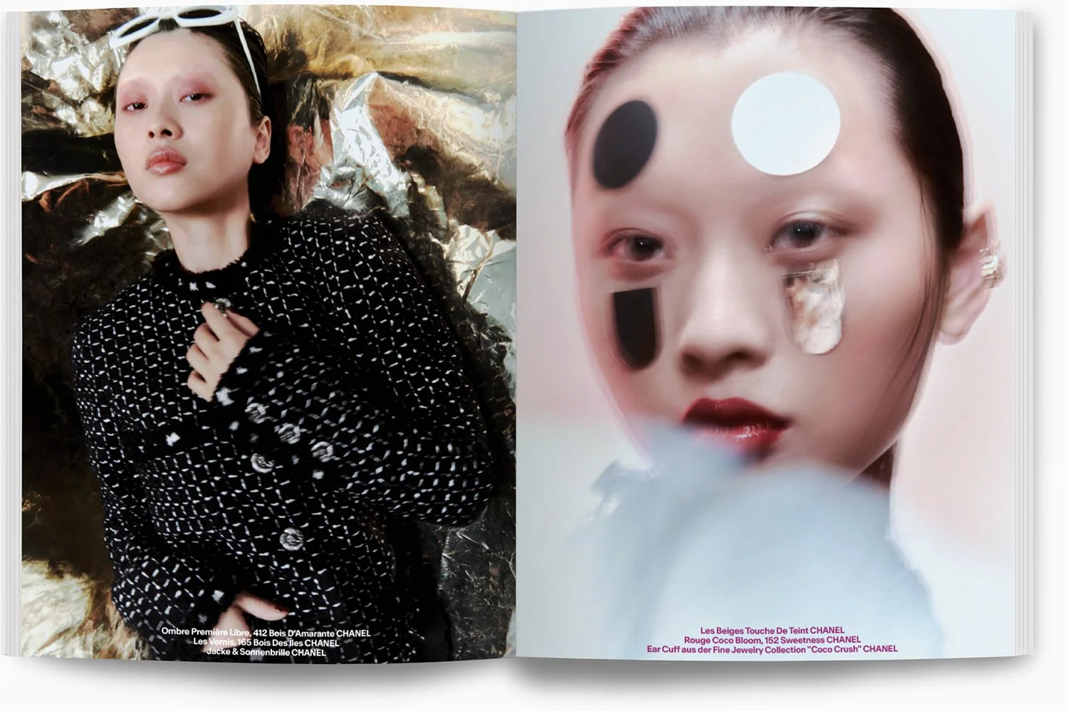 Das Bild zeigt eine modische Mode-Show mit einer Frau, die auf einer goldfarbenen Oberfläche liegt, und eine Nahaufnahme eines anderen Models mit künstlerischem Make-up und Aufklebern im Gesicht.