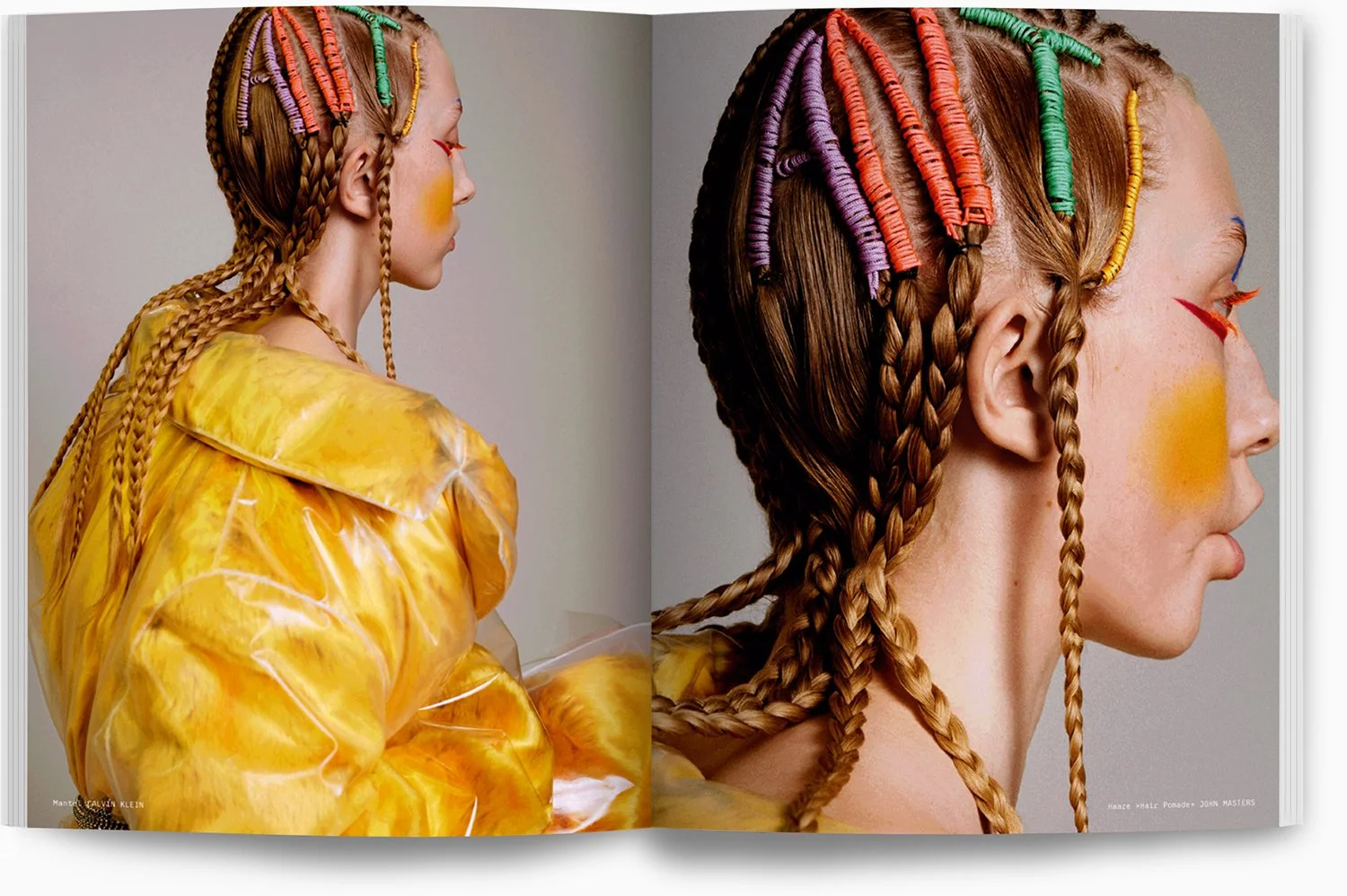 Kreative Modelfotos einer Frau mit bunten, geflochtenen Haaren, trägt ein gelbes, glänzendes Kleid und hat markantes Make-up