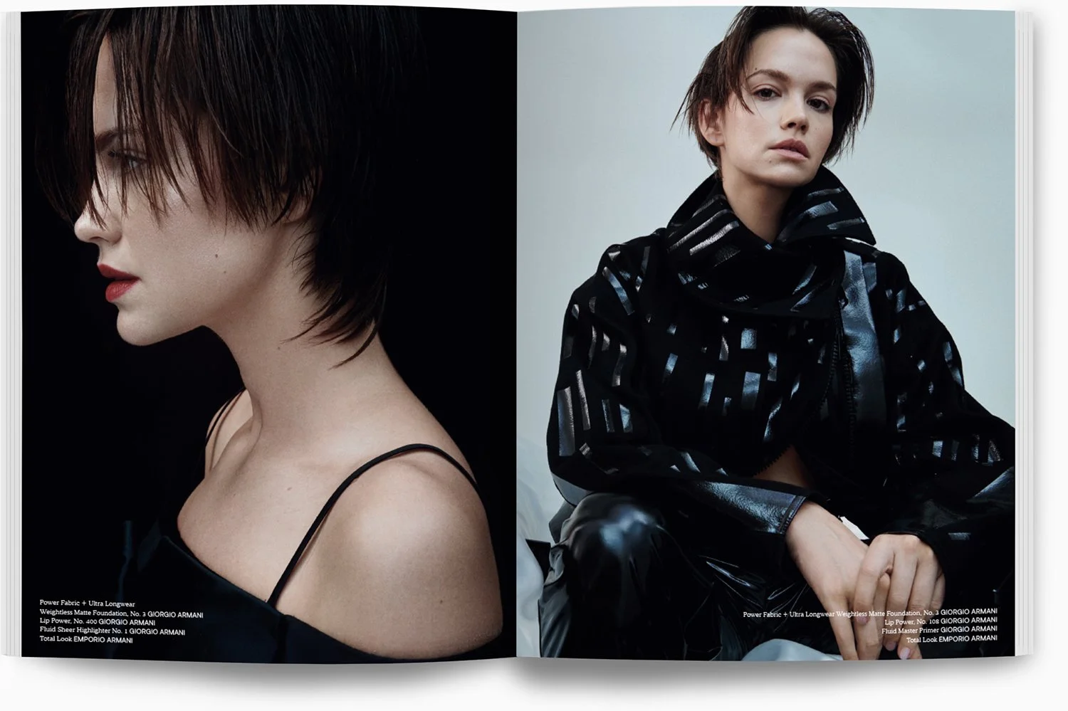 Doppelseite in einem Modekatalog mit zwei Frauen. Die linke Frau hat kurze braune Haare, trägt ein schwarzes Outfit und roten Lippen. Die rechte Frau hat kurze braune Haare, trägt eine schwarze Jacke mit Glanzeffekten und sitzt nachdenklich.