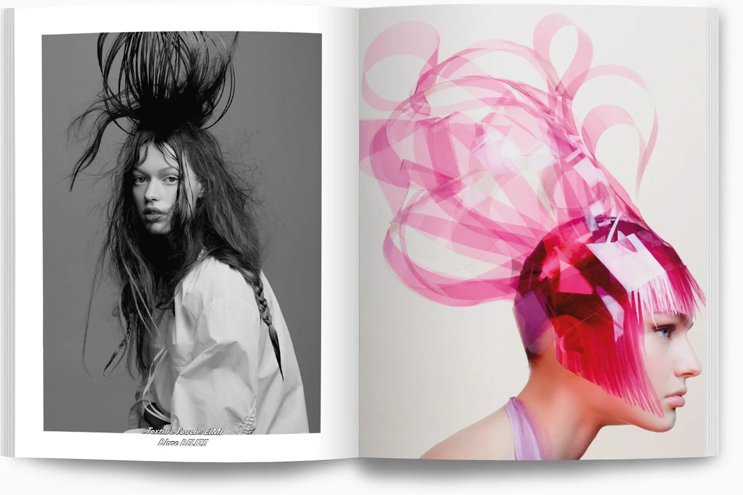 Ein offenes Magazin mit einem schwarzen und weißen Porträtfoto eines Models mit wildem Haar auf der linken Seite und einer farbenfrohen, künstlerischen Fotografie eines Profilporträts eines Modells mit pinkem, futuristischem Haaraufbau auf der rechte