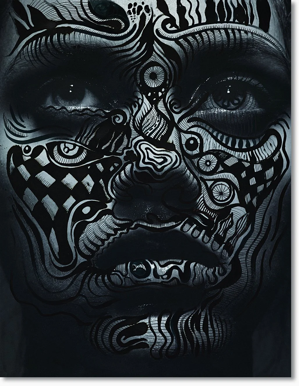 Kunstwerk mit einem menschlichen Gesicht, das aus schwarzen Linien und Mustern besteht, verbunden mit einem surrealen, mystischen Ausdruck.