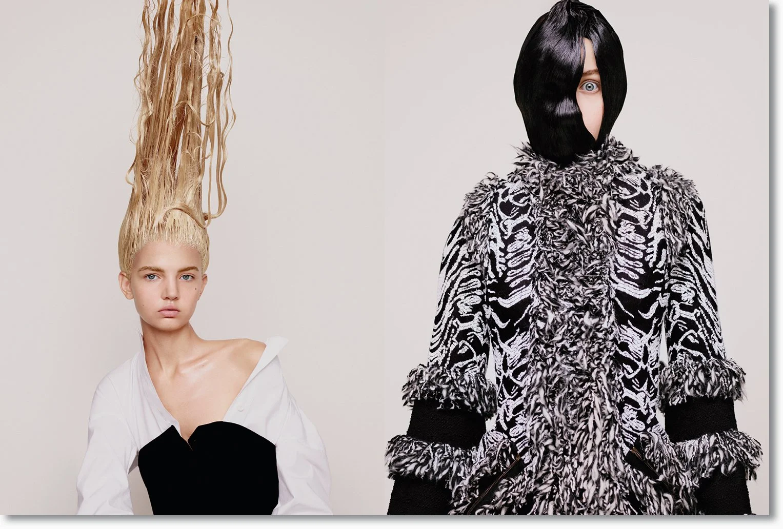 Zwei Frauen, eine mit metallic-blondem Haar, das nach oben gestylt ist, und die andere mit schwarzem Haar, das das Gesicht halb verdeckt, tragen außergewöhnliche Mode. Die erste Frau trägt ein weißes Oberteil mit schwarzem Detail, die zweite Frau trä