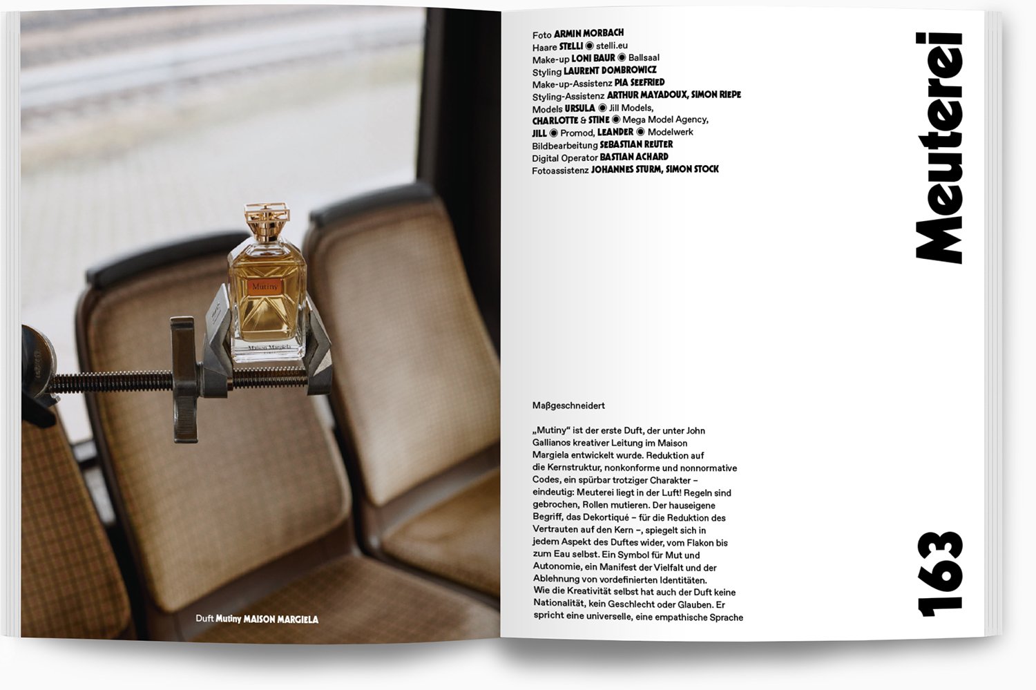 Fotografie eines Parfümfläschchens auf einer Klammer auf einem Tisch, mit leeren Stühlen im Hintergrund, im Magazin-Layout.