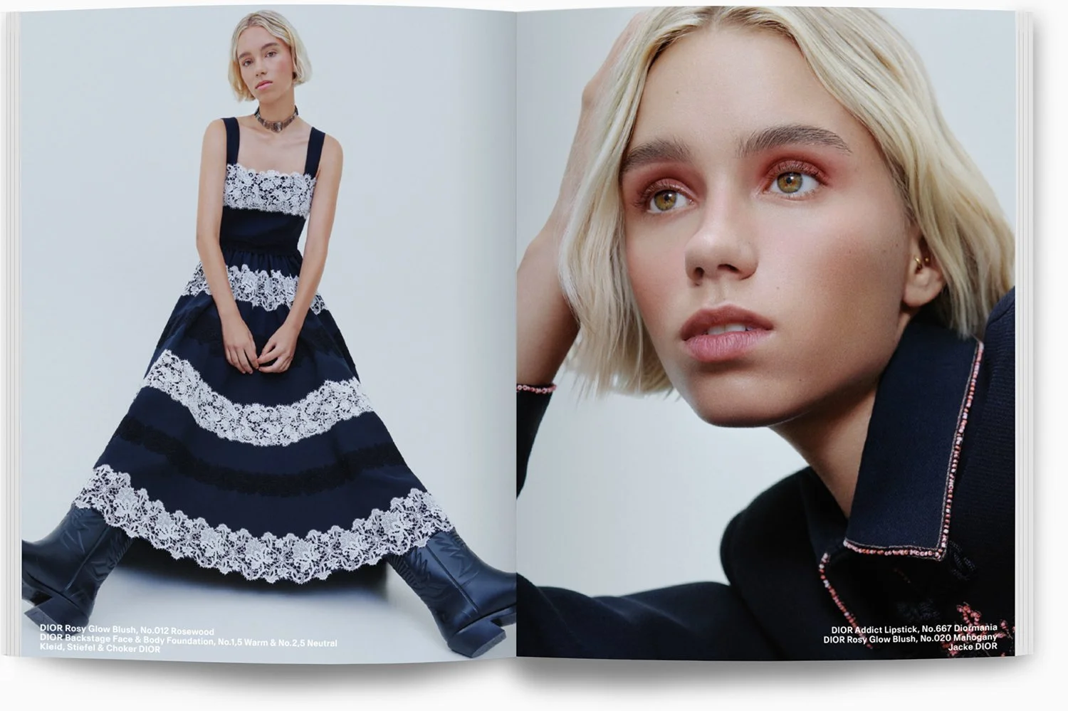 Zwei Bilder eines jungen Mädchens mit blonden, kurzen Haaren. Auf der linken Seite trägt sie ein langes, dunkles Kleid mit weißen Spitzenmustern und schwarze Stiefel. Auf der rechten Seite ein Nahaufnahme ihres Gesichts, das sie mit einem Arm stützt 