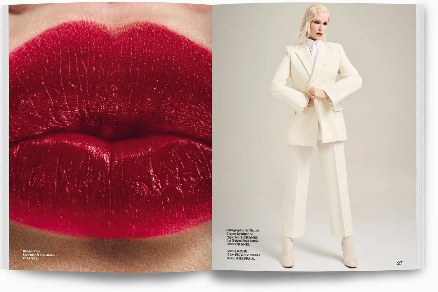 Doppelbild mit auf der linken Seite einem roten Lippenmakel und auf der rechten Seite einer Frau in einem weißen Anzug, die posiert. Text im unteren Bereich mit Marken- und Produktinformationen.