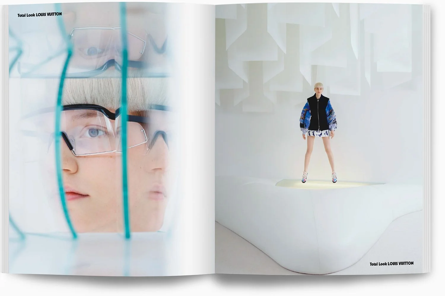 Ein Modell trägt einen Designer-Outfit auf einer weißen, modernen Bühne bei einem Louis Vuitton Fotoshooting. Auf der linken Seite ist ein Nahaufnahme von einem Gesicht im Profil mit Brille, blickend durch eine Gitterstruktur.