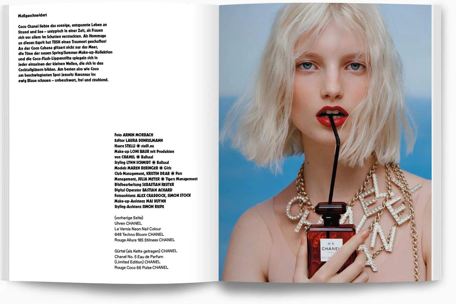 Jetzt mal im Detail: Das Foto zeigt eine junge Frau mit platinumblonden, lockigen Haaren, blauen Augen und roten Lippen. Sie hält eine Flasche Chanel Nr. 5 Parfüm an ihren Lippen, deren Strohhalm sie zwischen die Zähne geklemmt hat. Die Frau trägt ei