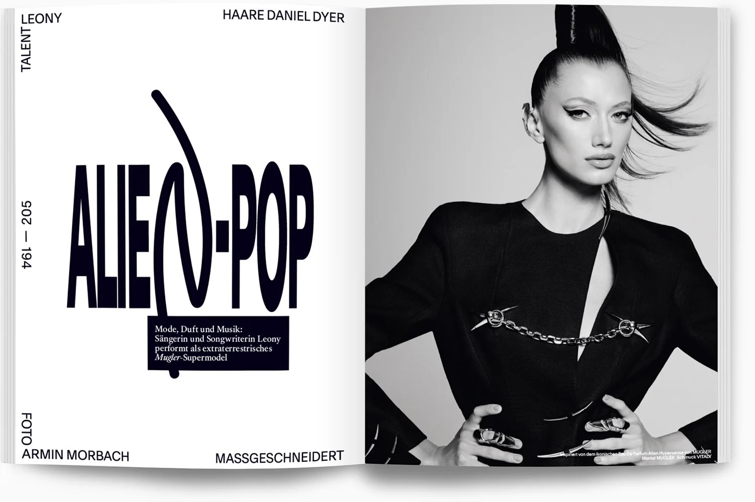 Eine schwarz-weiß Fotografie eines Models mit hochgestecktem Haar und schwarzen Kleidung, das auf einer Seite des Bildes liegt. Die andere Seite zeigt eine stilisierte Seite einer Zeitschrift mit dem Titel »ALIEN-POP« und zusätzlichen Textinformation
