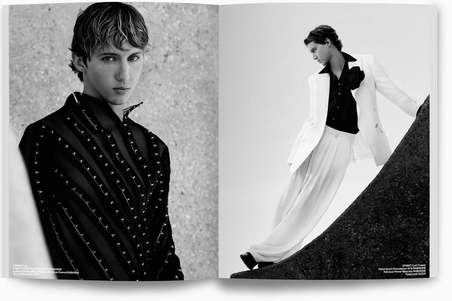 Zwei schwarz-weiße Modefotos einer Frau, die unterschiedliche Looks zeigen: auf der linken Seite ein Nahaufnahmeporträt mit kurzem, gewelltem Haar und dunklem Outfit, auf der rechten Seite ein Ganzkörperbild mit weißem Anzug und schwarzem Top, stehen