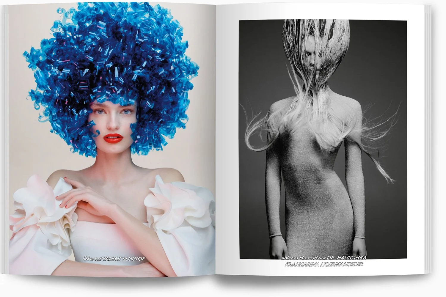 Zwei Modefotografien: Links, eine Frau mit blauen, lockigen Haaren aus Stoffpapieren und rotem Lippen, trägt eine weiße, florale Mode. Rechts, eine schwarz-weiße Aufnahme einer Frau mit langen, zerzausten Haaren, deren Gesicht teilweise von Haaren ve