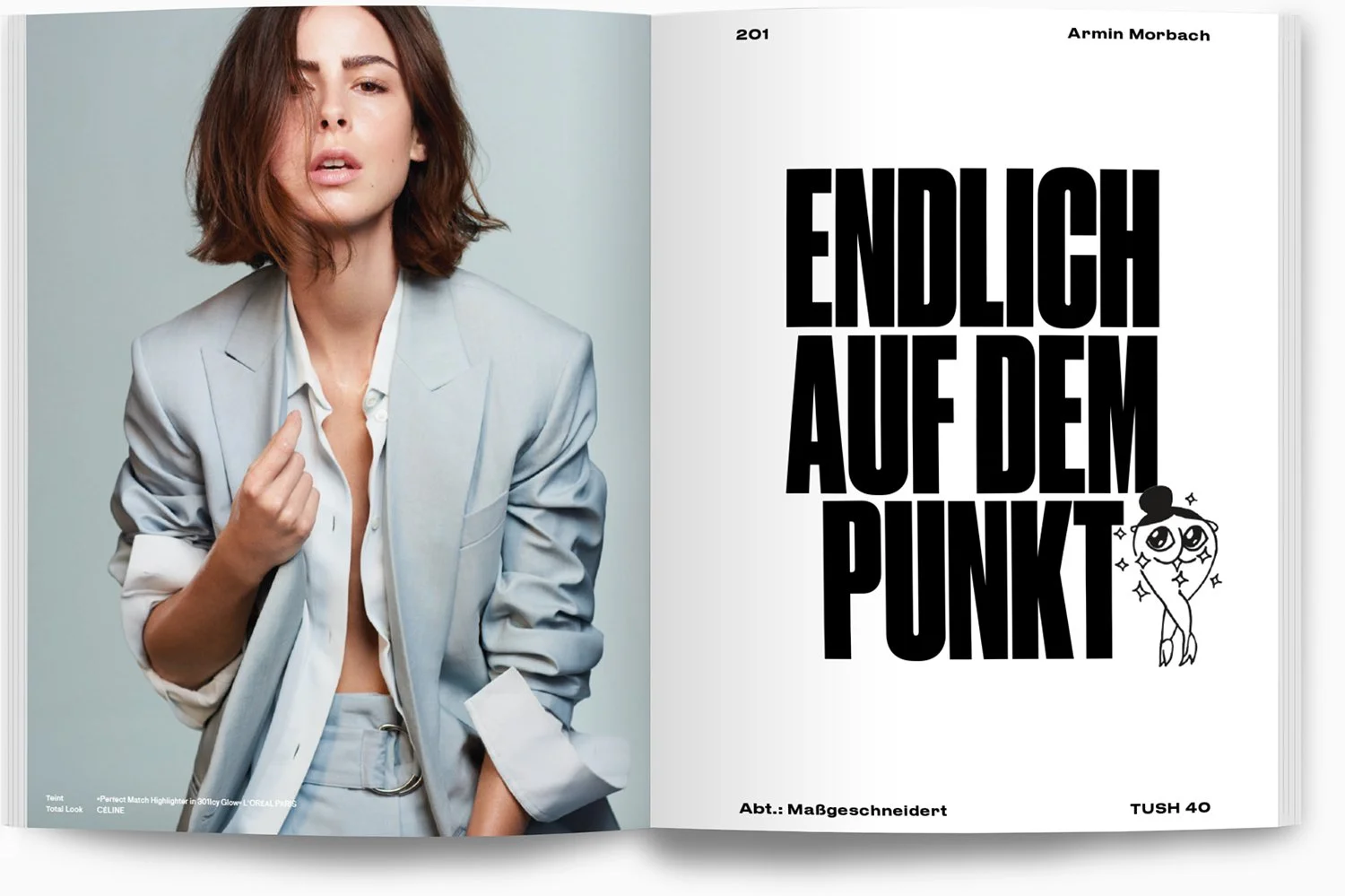 Eine junge Frau in einem hellgrauen Anzug mit offener weißen Bluse. Sie hat braune, schulterlange Haare und schaut direkt in die Kamera, die Haare teilweise ins Gesicht fallend.