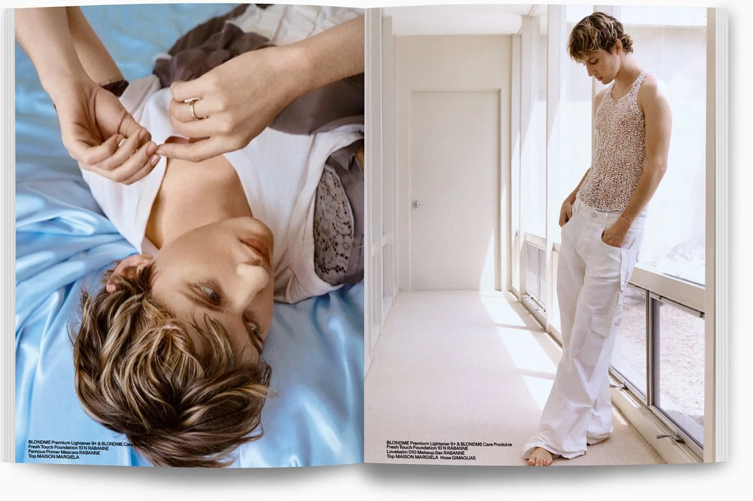 Auf der linken Seite liegt eine Frau im Bett, sie hält die Hand eines anderen, vermutlich eines Arztes. Sie hat braune, lockige Haare und trägt ein weißes Top. Auf der rechten Seite steht eine junge Frau in weißer Hose und einem ärmellosen, gemustert