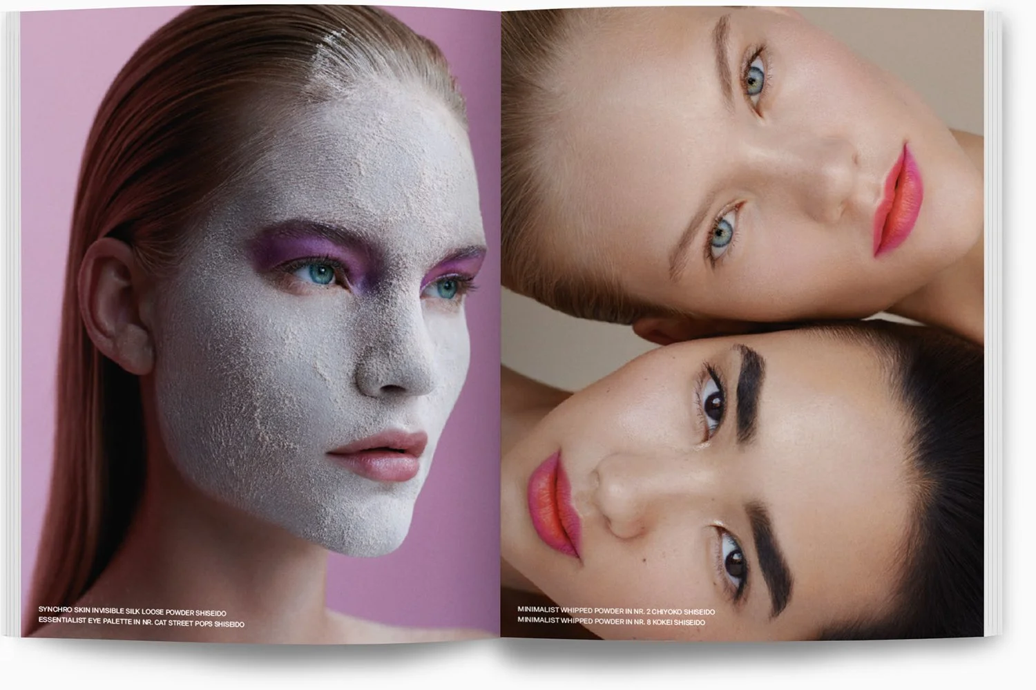 Zwei Frauen mit unterschiedlichem Make-up: links trägt sie puderartiges Make-up mit lila Lidschatten, rechts liegt eine Frau und schaut direkt in die Kamera, beide haben klare Haut und betonte Augenbrauen.