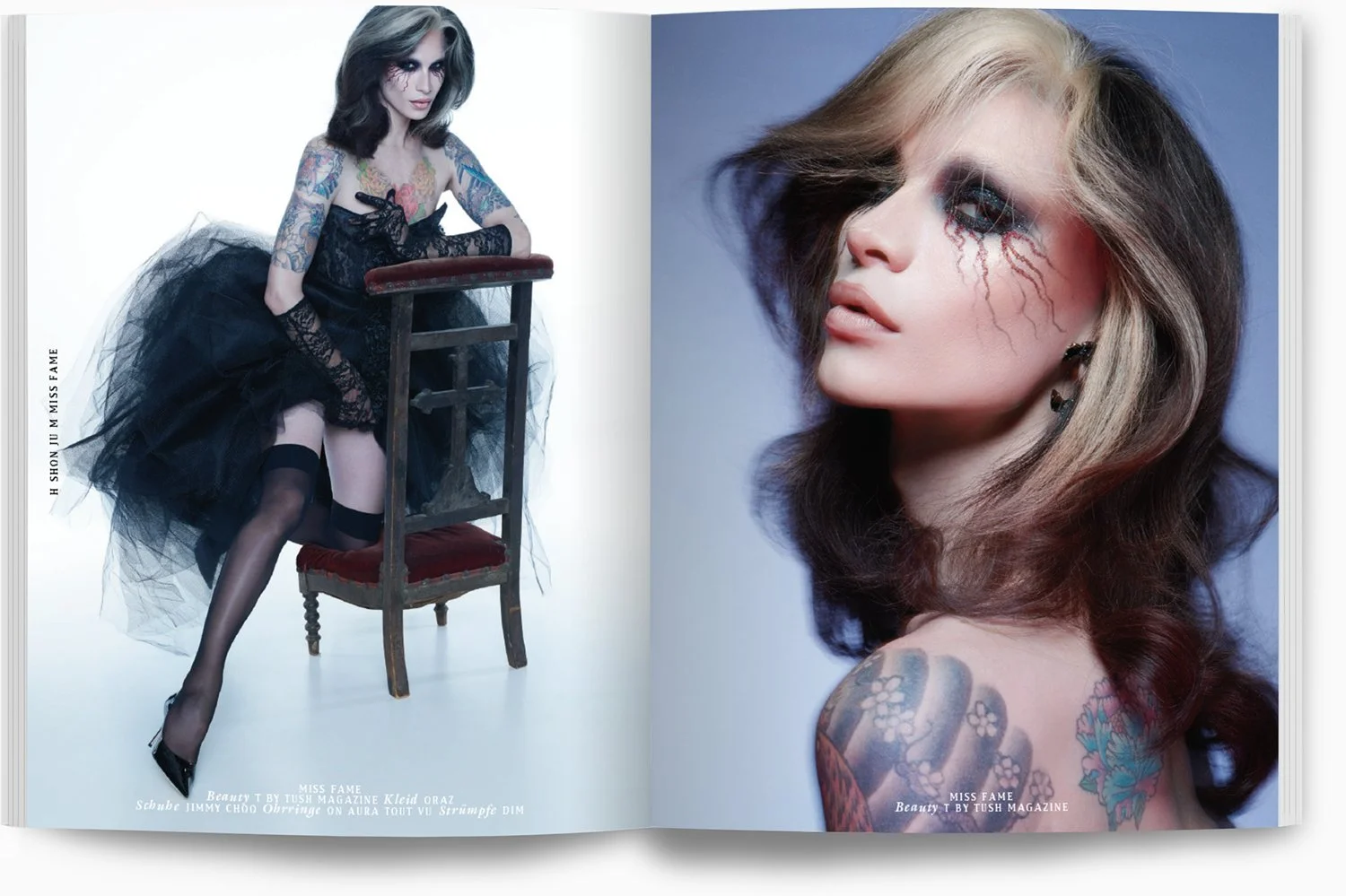 Zwei Models mit Tattoos, auffällig Make-up und ausgefallenen Outfits, eines in Schwarz mit Tüllrock, das andere mit langen Haaren und großem Tattoo auf Schulter, in einem Modemagazin