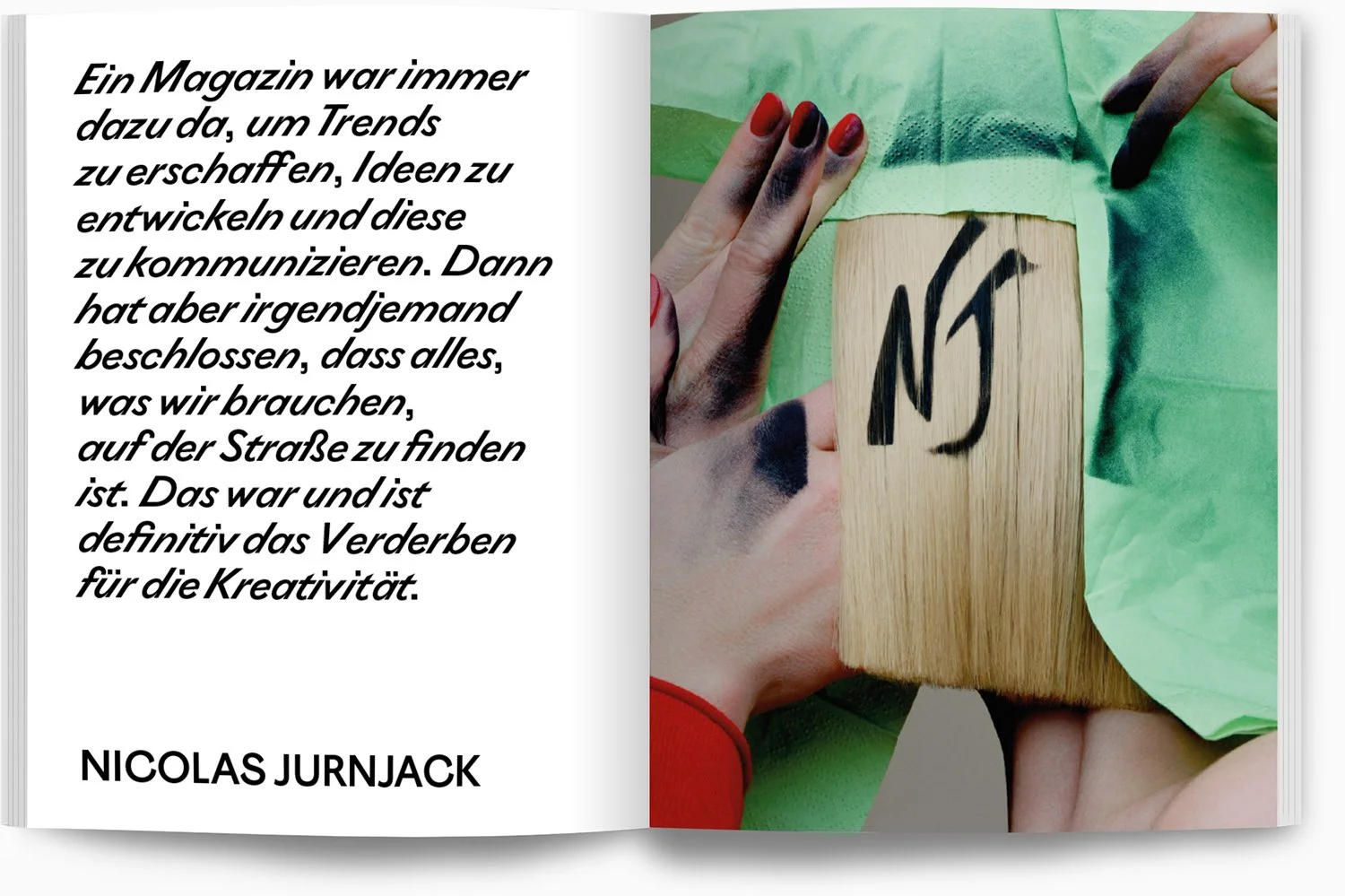 Seite aus einem Magazin mit deutschem Text auf der linken Seite und einem Foto auf der rechten Seite. Der Text beschreibt die Rolle von Magazinen bei der Kommunikation von Trends und Kreativität. Das Foto zeigt eine Hand, die ein Holzstück mit schwar