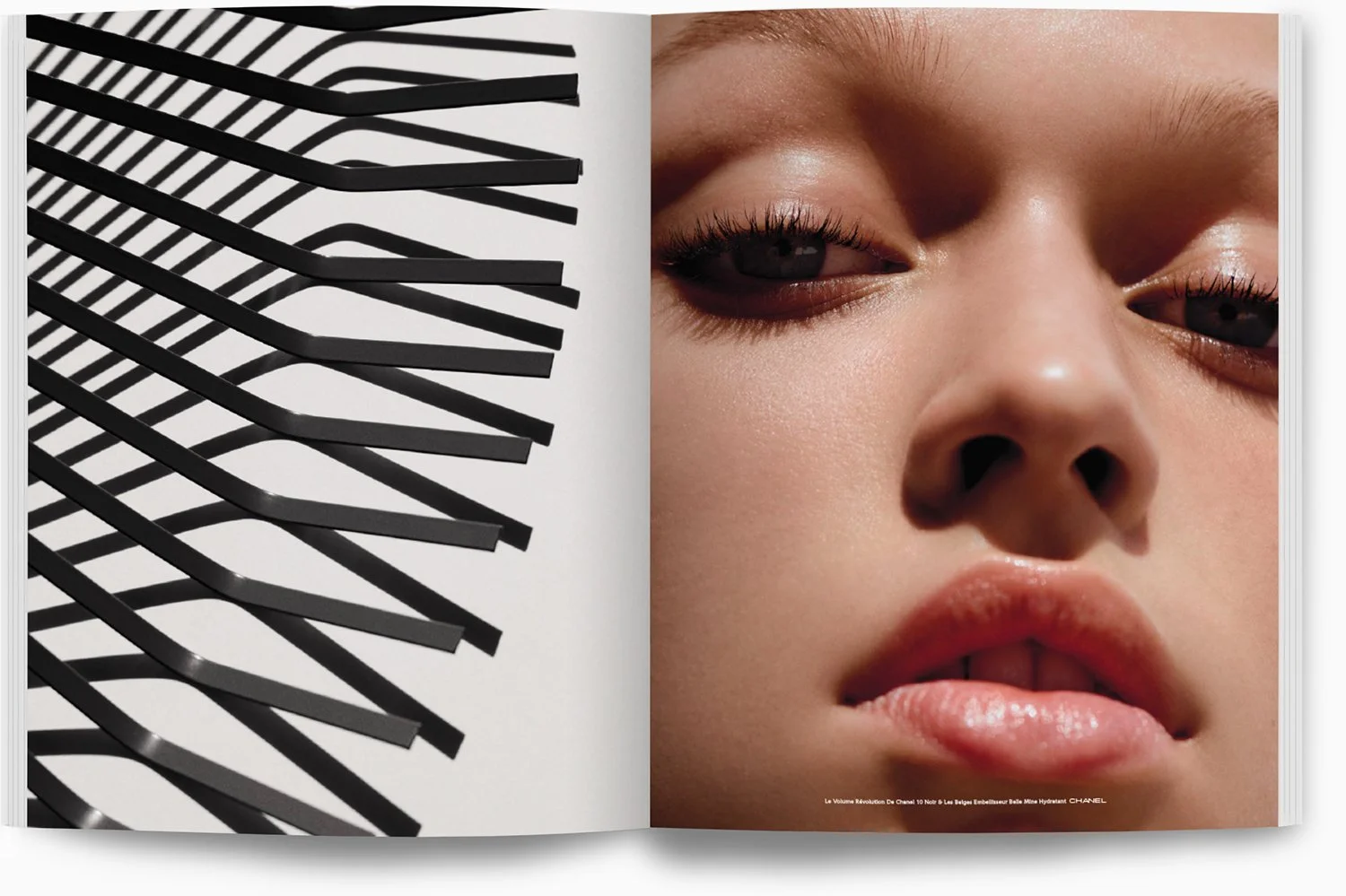 Linke Seite: schwarze Kunststoff-Hairbrush mit Schatten auf weißem Hintergrund. Rechte Seite: Nahaufnahme eines Frauen Gesichts mit natürlicher Make-up, Fokus auf Lippen, Nase und Augen.