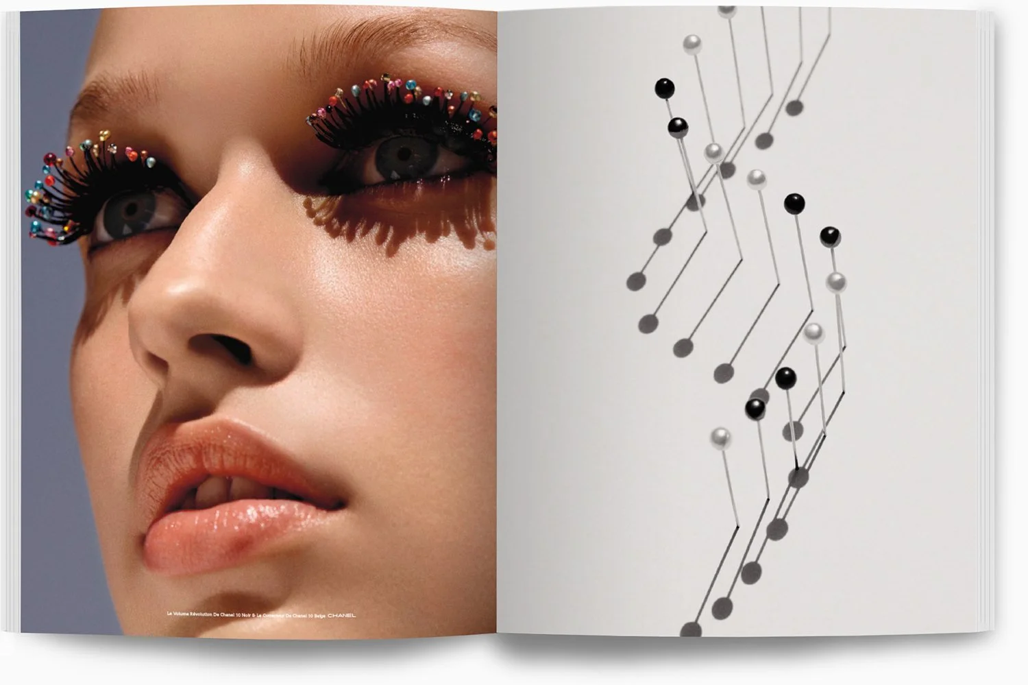 Nahaufnahme eines Modells mit kreativ gestaltetem Wimpern-Look und natürlichem Make-up, daneben eine Zeichnung mit stilisierten Molekülen oder Schaltkreisen.