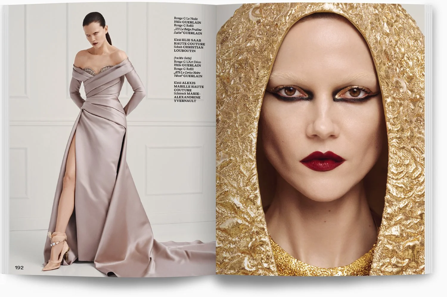 Zwei Models in eleganten Kleidern, eine im beige-glänzenden Abendkleid mit Schlitz, die andere trägt eine goldene Kapuze mit aufwändigem Muster.