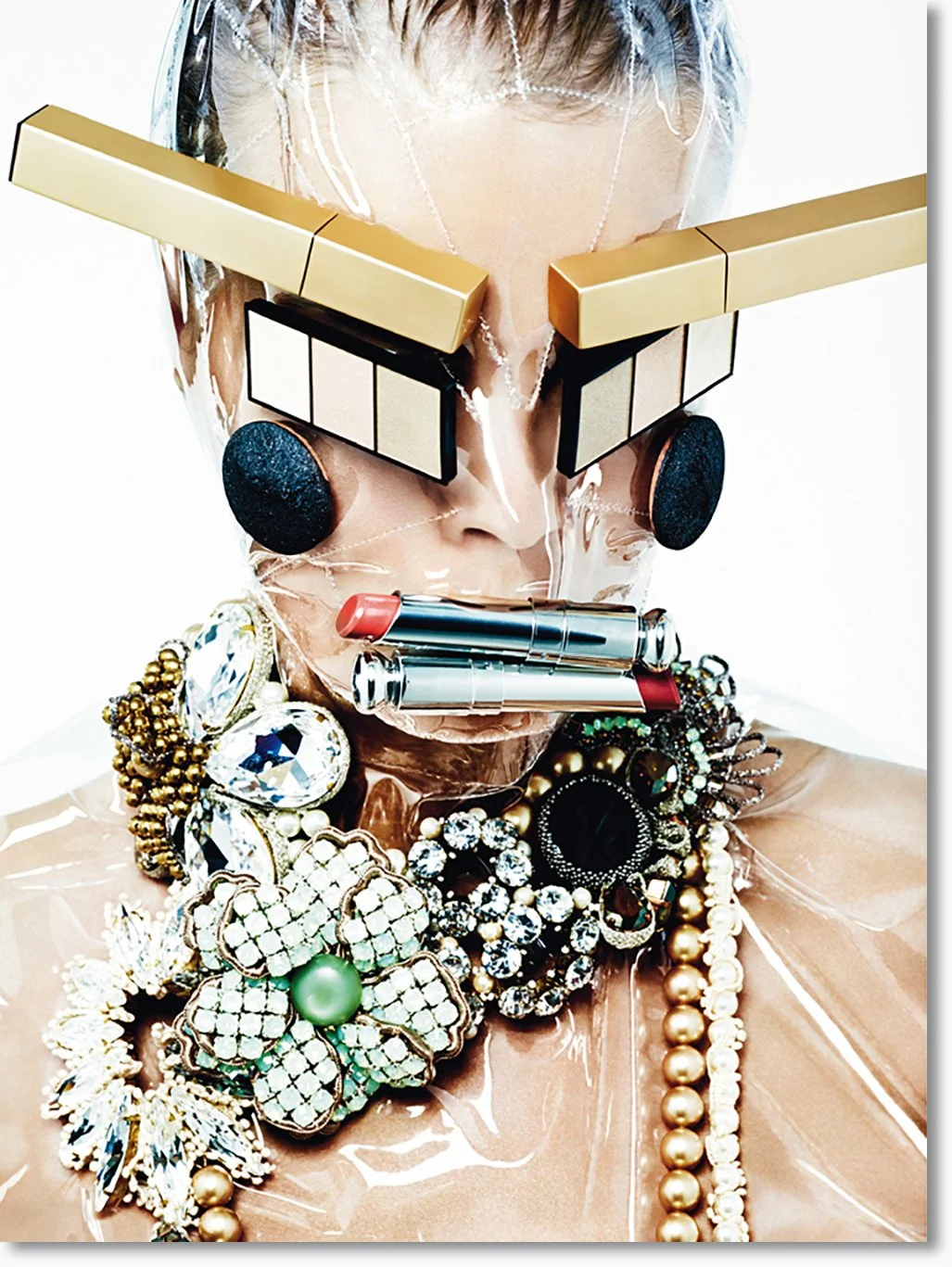 Kunstvolles Porträt einer Person, deren Gesicht aus Schmuck, Lippenstiften, Kosmetika und anderen Accessoires besteht, kunstvoll arrangiert.