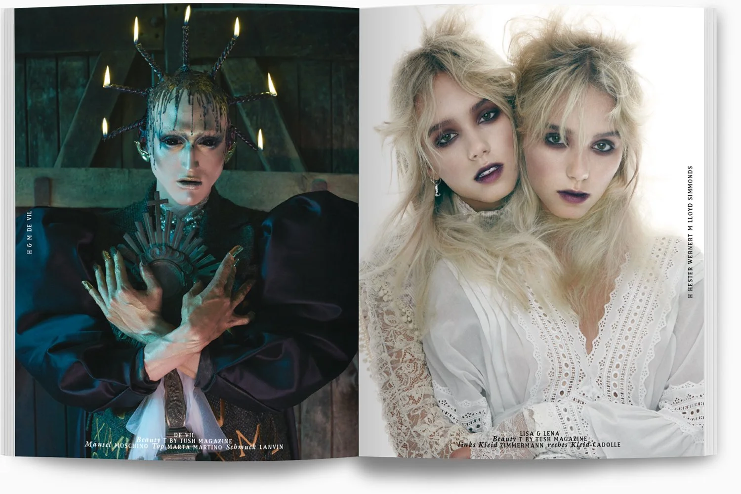 Zwei Frauen mit unterschiedlichen Modestilen, die vorne in einem Magazinbild stehen. Die linke Frau trägt dunkle Kleidung, dunklen Lippenstift, kurze, sprudelnde Haare, und eine Kopfbedeckung mit Kerzen. Die rechte Frau trägt helle Kleidung, blonde, 