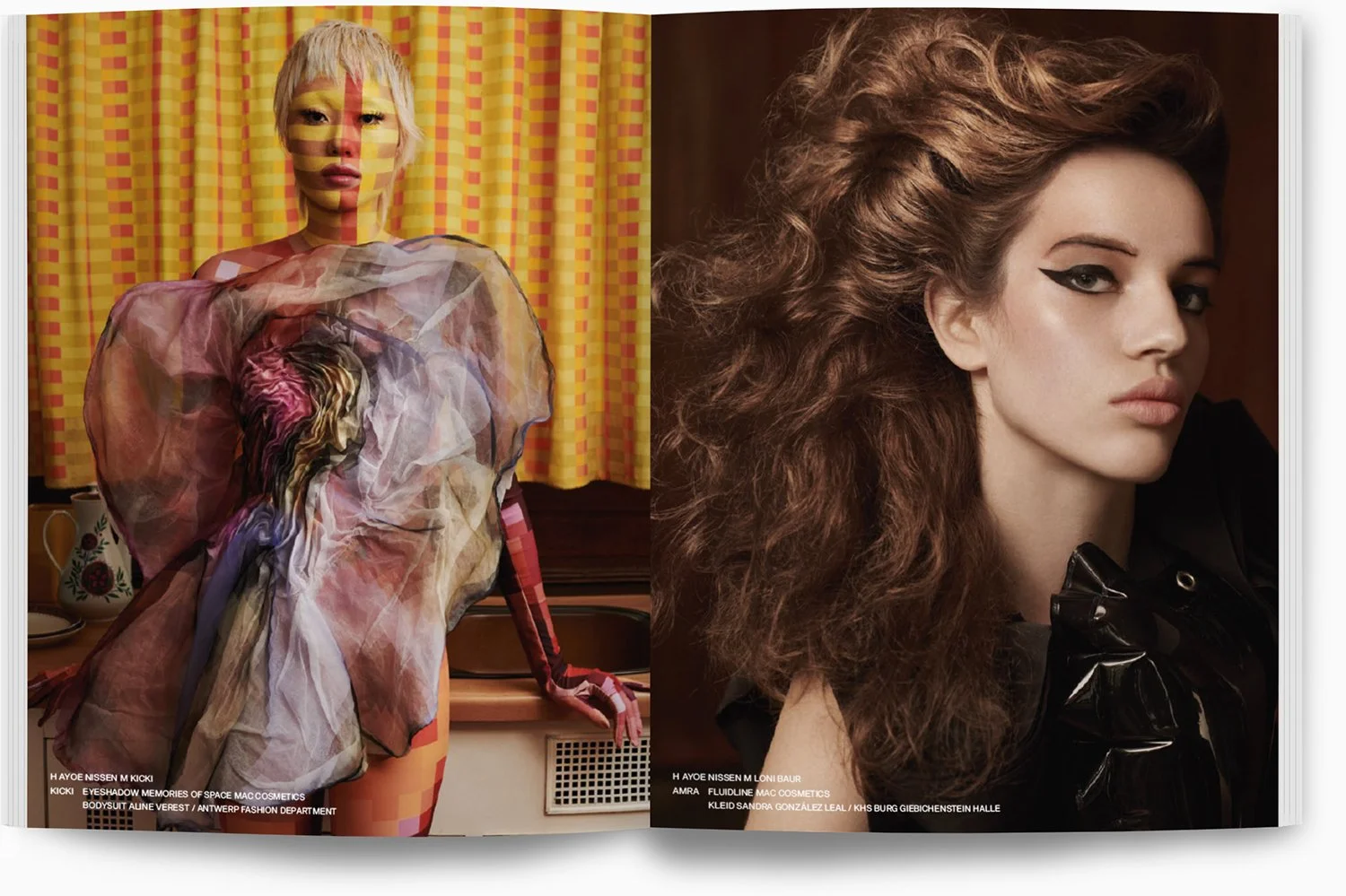 Linke Seite: Eine Person mit kurzen, blonden Haaren und Make-up in Gelb, Rot und Schwarz, trägt einen transparenten, dramatischen Body aus buntem, organisch wirkendem Stoff vor gelb-karierter Vorhang. Rechter Seite: Eine Frau mit voluminösen, lockige
