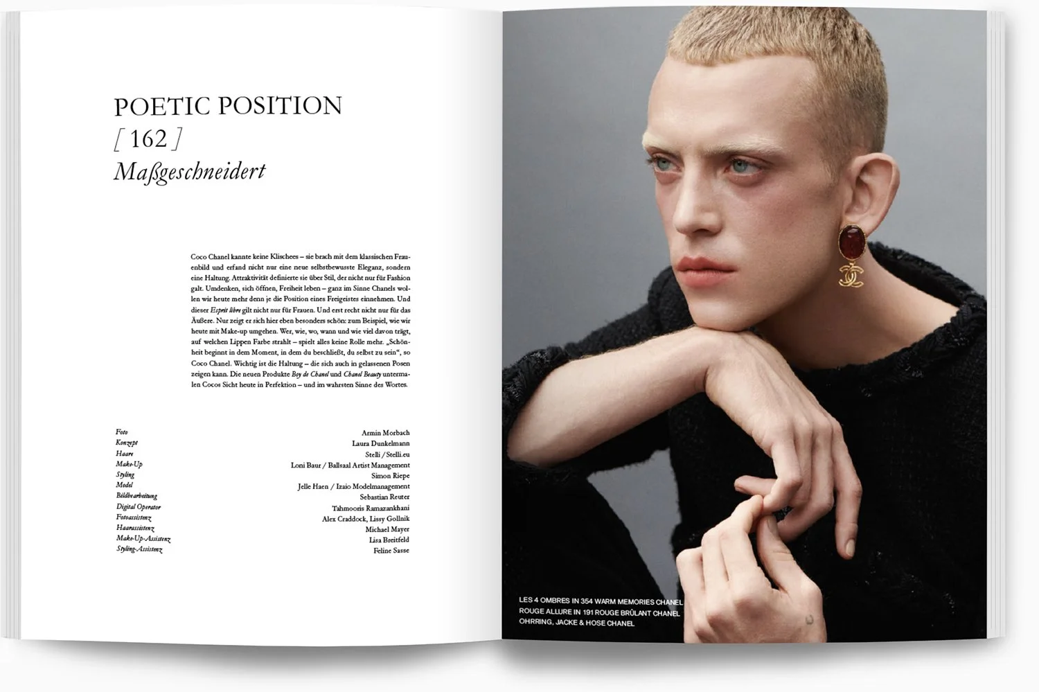 Ein offenes Magazin mit der linken Seite Text über Modestil und der rechten Seite ein Porträt einer Frau mit kurzen, blond gefärbten Haaren, einer schwarzen Strickjacke und goldener Chanel-Ohrringe. Sie hat ein nachdenkliches Gesicht, ruhende Hand un