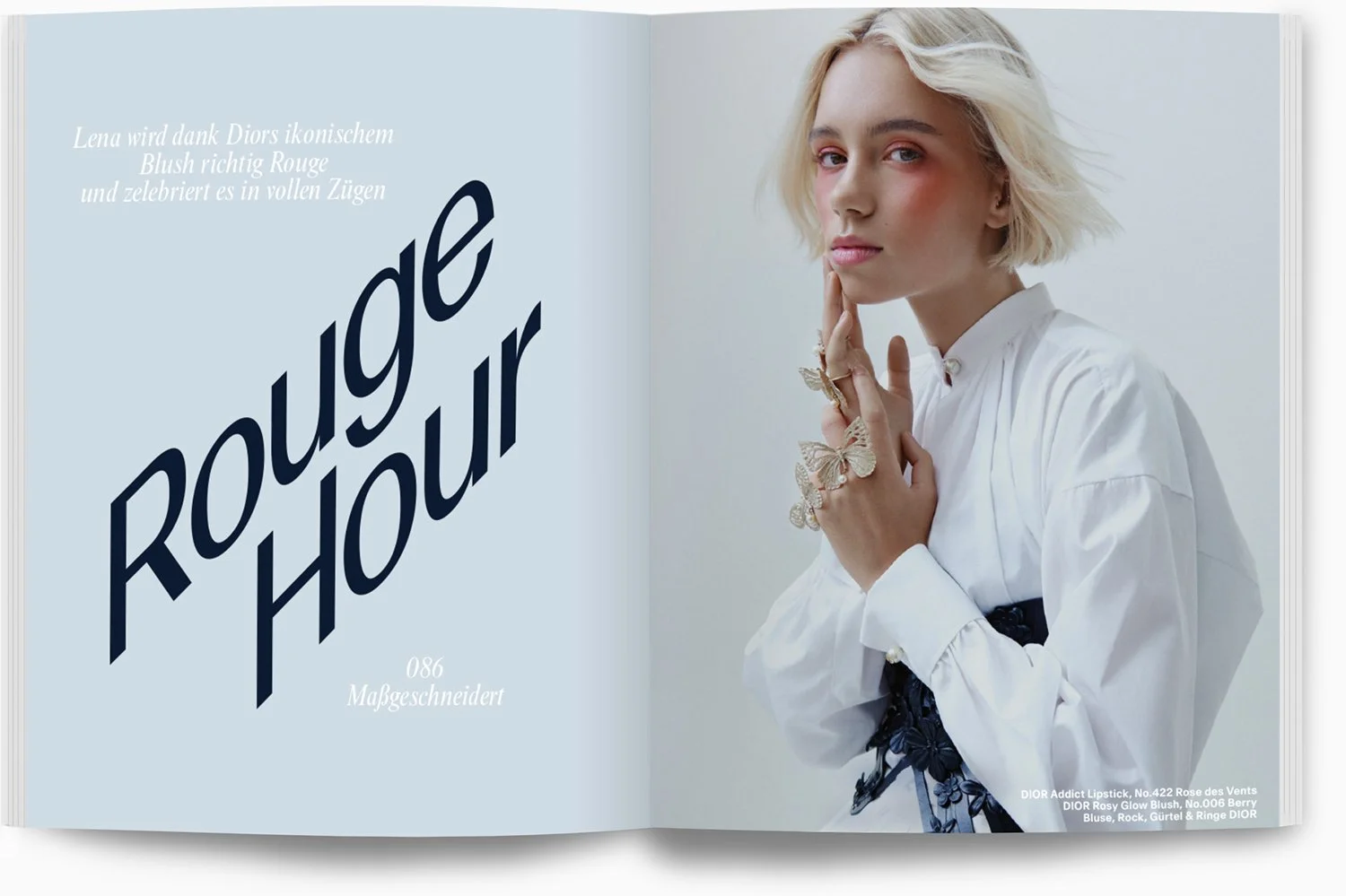 Ein offenes Magazin mit einer weißen Frau auf der rechten Seite, die kurze blonde Haare trägt, und auf der linken Seite ein Textabschnitt in französischer Sprache sowie der Name "Rouge Hobbit" in großer Schrift, alles vor einem hellen Hintergrund.