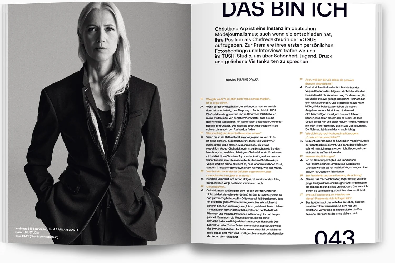 Schwarz-weiße Fotografie einer Frau, die in einem schwarzen Anzug gekleidet ist, auf der linken Seite eines Doppelseitenmagazins. Rechts befindet sich ein Text mit einer Überschrift 'DAS BIN ICH' und einem Interview in deutscher Sprache.