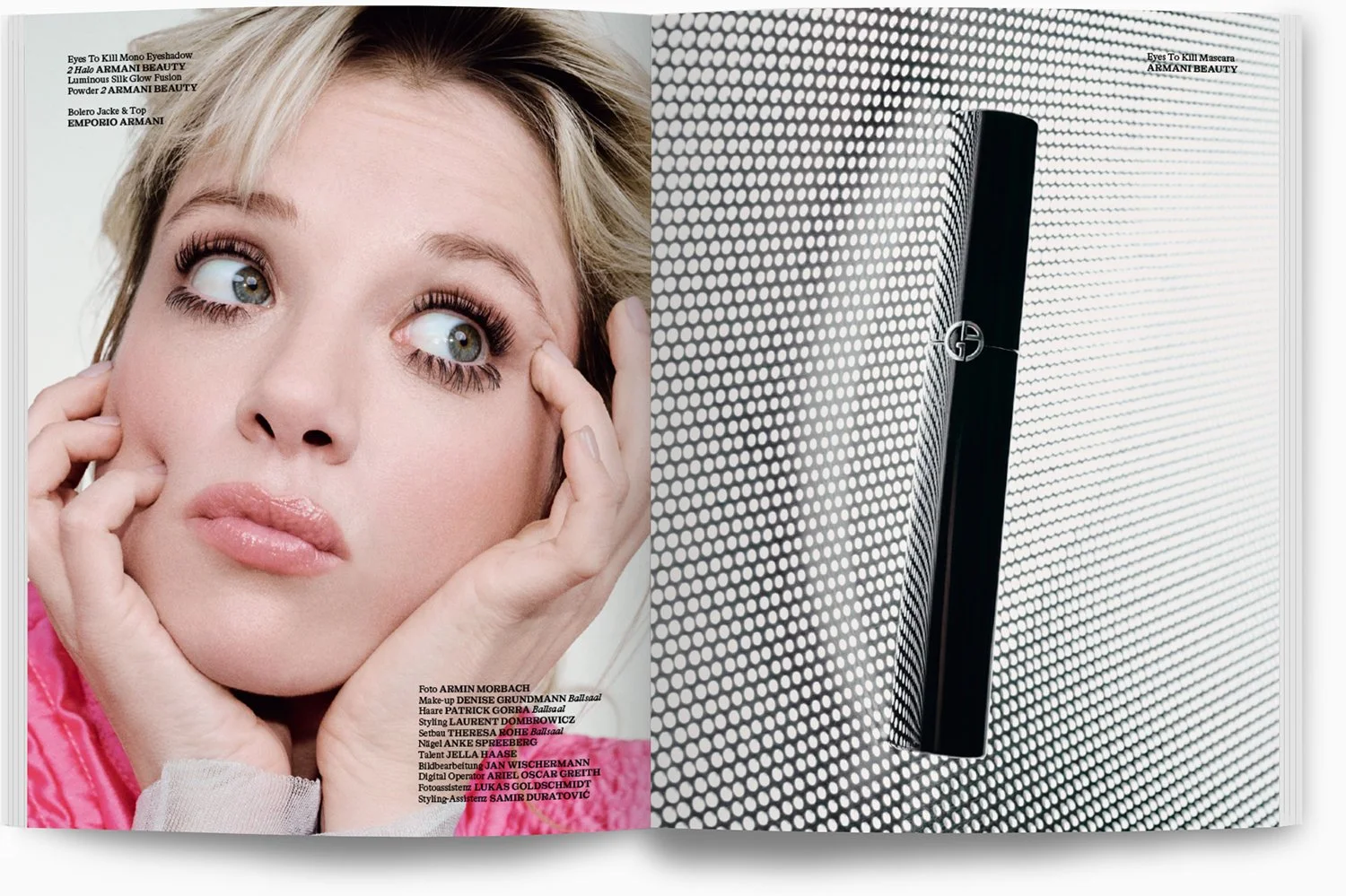 Eine Frau mit blondem Haar, die ihre Augen und Wange berührt, auf der linken Seite eines Magazin-Layouts. Auf der rechten Seite ist eine moderne, schwarze Haushaltswaage mit einem Muster aus weißen Punkten im Hintergrund.