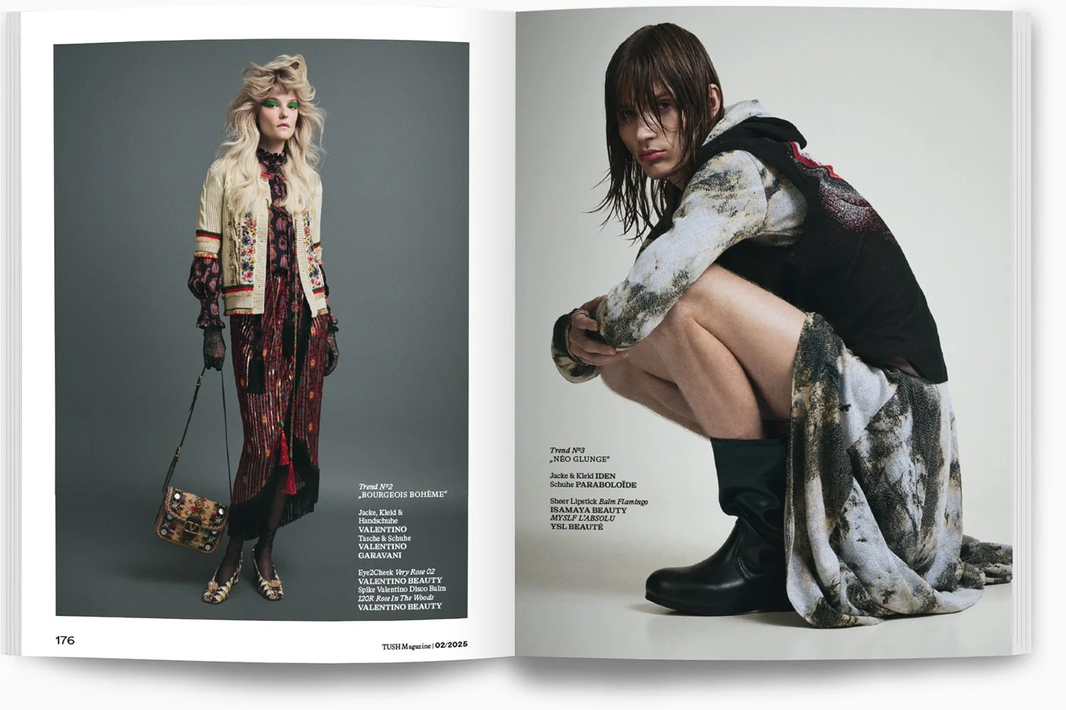 Zwei Models zeigen Modestyles in einer Modemagazin-Doppelseite. Das linke Model trägt einen bunten, gestrickten Cardigan mit einem langen Rock und einer Handtasche, das rechte Model ist in einer lockeren, gemusterten Jacke und kniehohen Stiefeln gekr