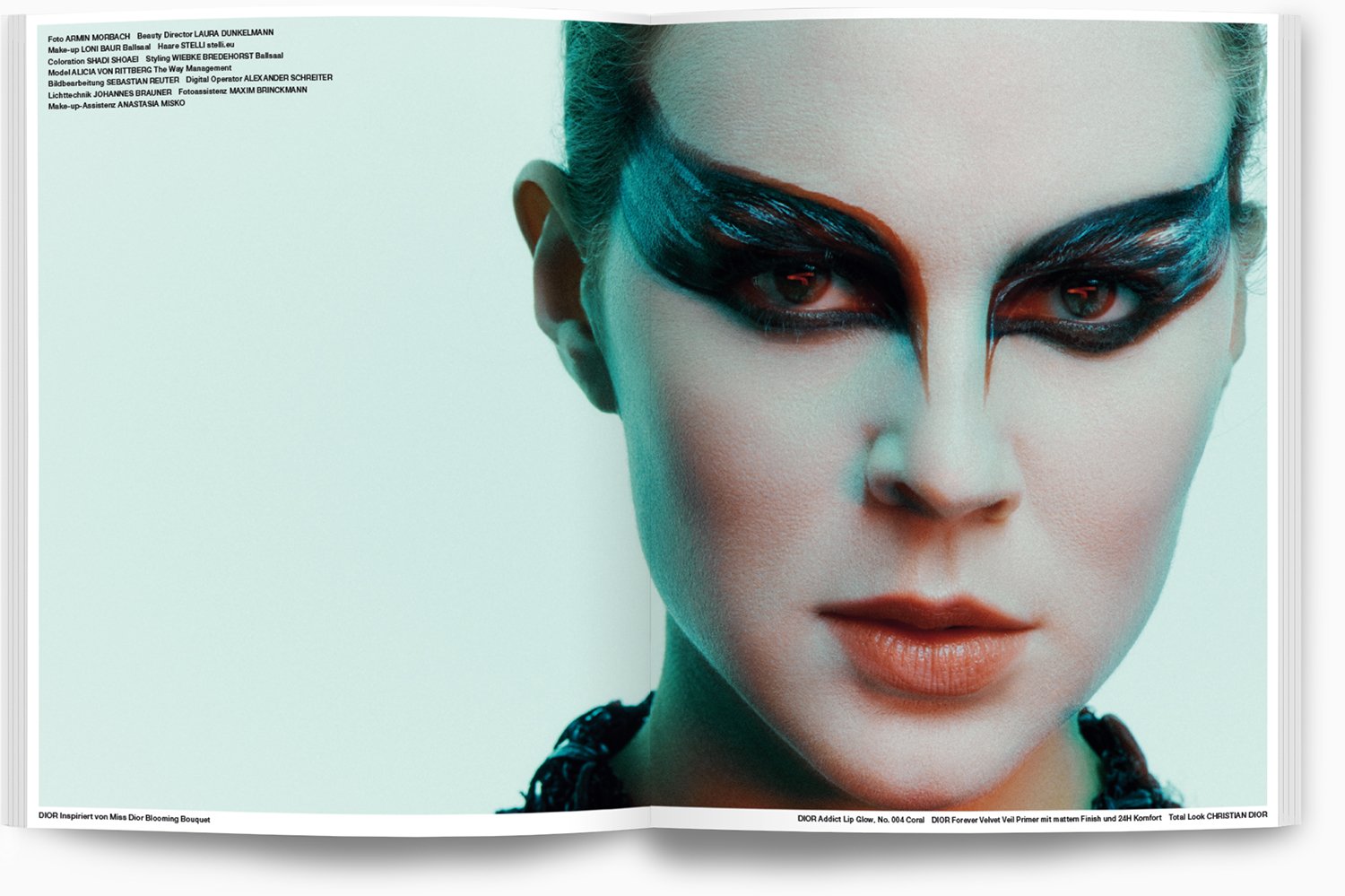 Nahaufnahme eines Modelgesichts mit kreativem, künstlerischem Make-up um die Augen, dunkle Wimpern, helles Hautbild, neutralen Lippen, und einem blauen, schwarzen und roten Farbverlauf im Augenbereich.