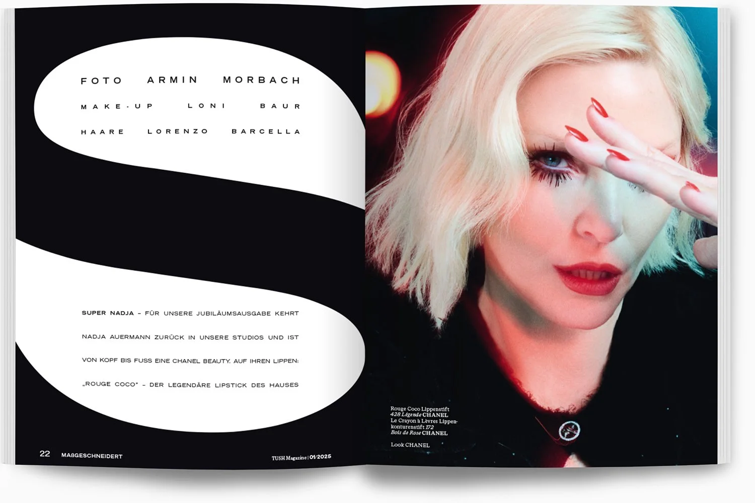 Doppelseite eines Magazins mit Text auf der linken Seite und einem Porträt einer Frau mit blondem Haar auf der rechten Seite.