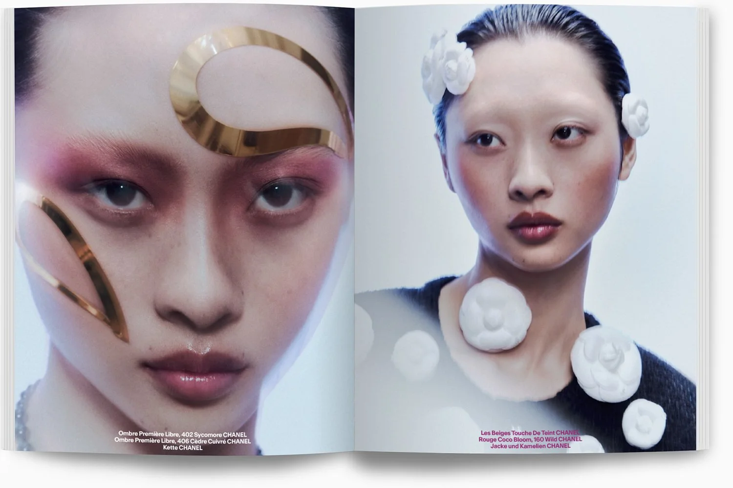 Zwei Models mit kreativer Make-up- und Haarstyling, auf einer Seite mit goldenen Dekorationen im Gesicht, auf der anderen mit weißen Blumen im Haar und am Hals.