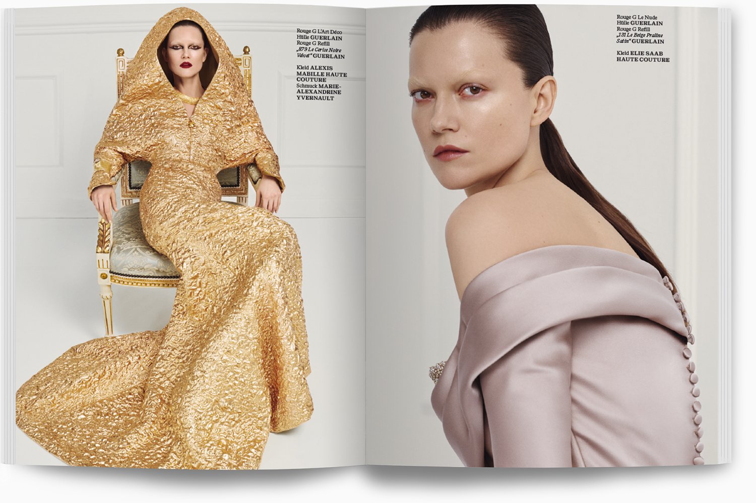 Zwei Mode-Fotos: Eine Frau in einem goldenen, strukturierten, langen Kleid mit Kapuze sitzt auf einem antiken Stuhl, die andere Frau trägt ein asymmetrisches, taupefarbenes off-Shoulder Kleid mit Knopfleiste an der Rückseite. Beide Fotos sind Teil ei
