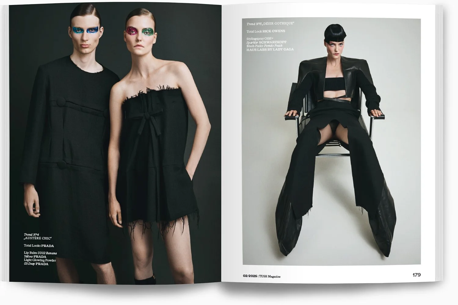 Zwei Frauen in schwarzen modischen Outfits mit auffälligem Make-up stehen vor dunklem Hintergrund, während eine Frau in der rechten Bildhälfte in einem schwarzen Outfit auf einem Stuhl sitzt und in die Kamera schaut, im Stil der Modemagazine von 2025