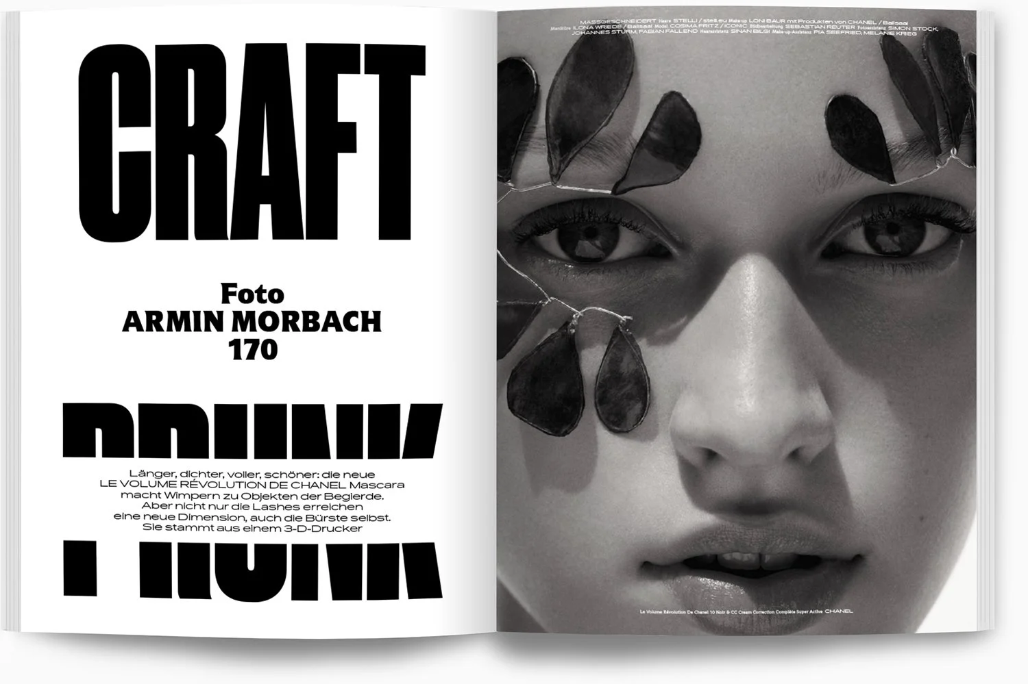 Zwei Doppelseiten eines Magazins, links Text in Großbuchstaben über schwarzem und weißem Hintergrund, rechts eine Nahaufnahme eines Gesichts mit schwarzen, blattähnlichen Objekten auf dem Kopf und Halstuch, in Schwarz-Weiß.