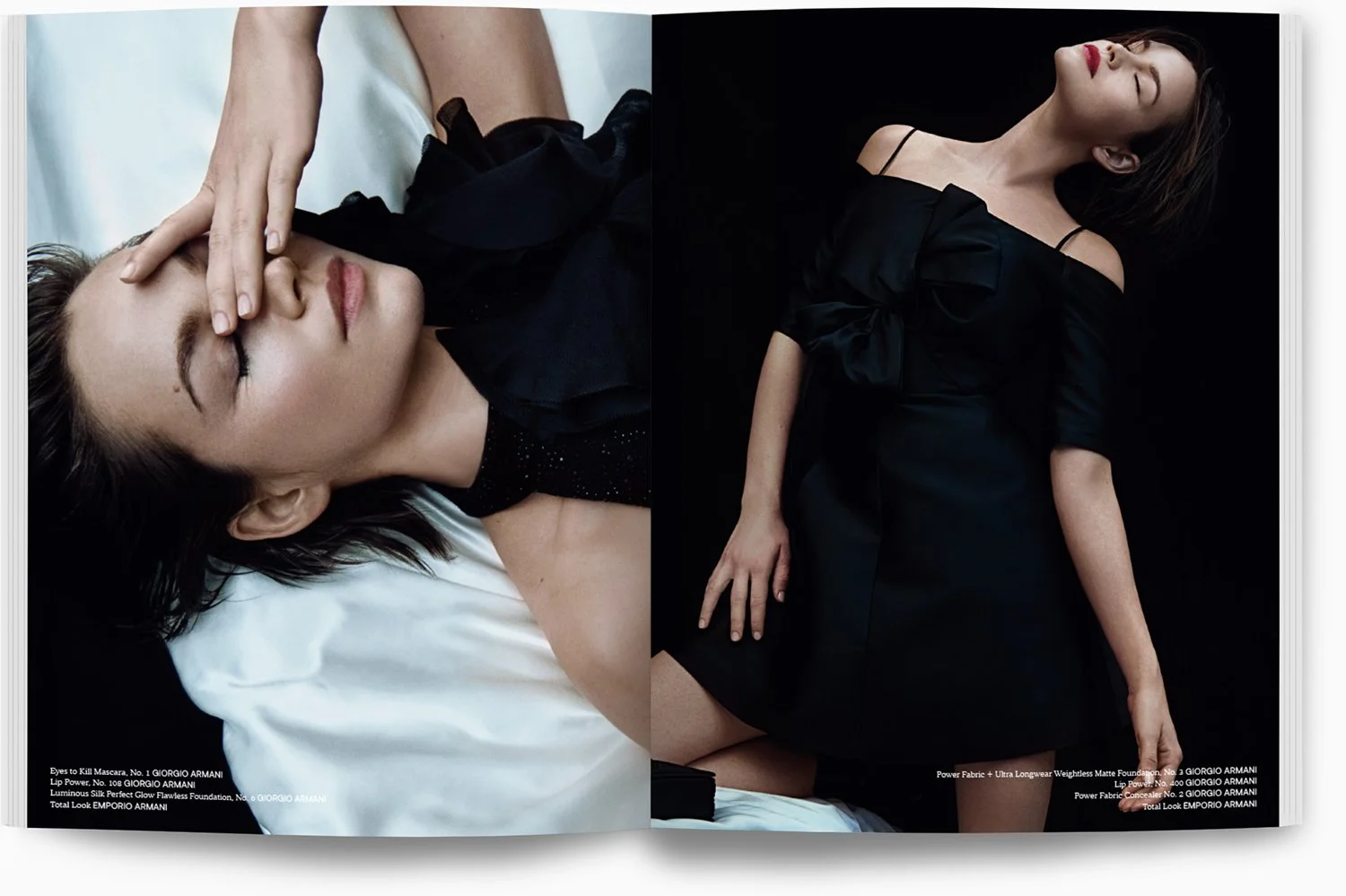 Ein älteresmode Fotos von einer Frau in schwarzer Kleidung mit Makeup, die entspannt auf einem Bett liegt, während eine andere Frau in einem schwarzen Kleid mit offenen Augen namenlos ist, vor einem schwarzen Hintergrund.