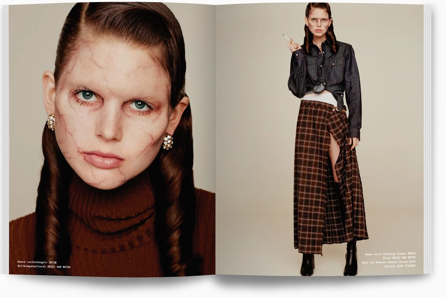 Doppelseite eines Magazins mit zwei Fotos. Links ein Nahaufnahmeporträt einer Frau mit glattem, braunem Haar, blauen Augen, Ohrringen, braunem Rollkragenpullover und sichtbaren Narben im Gesicht. Rechts eine Frau im digitalen Studio mit Jeansjacke, T