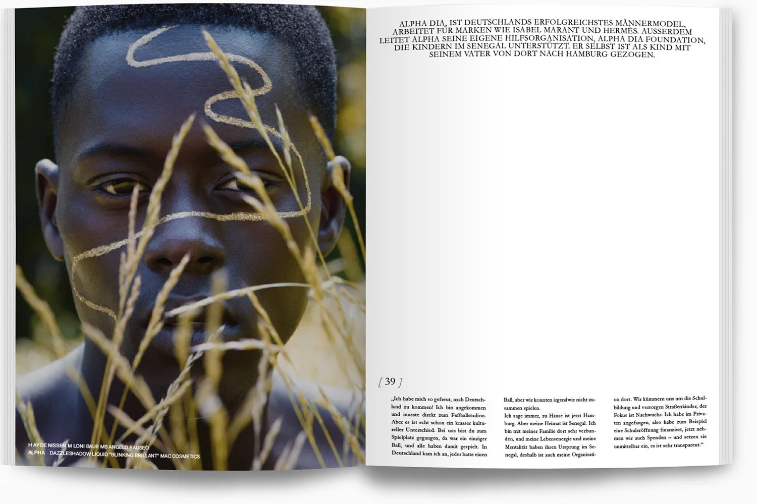 Nahaufnahme eines schwarzen Jungen mit kurzem Haar, hinter Getreide, mit weißen Linien bemalt, die sein Gesicht verzieren, vermutlich als Teil eines kulturellen oder künstlerischen Ausdrucks.