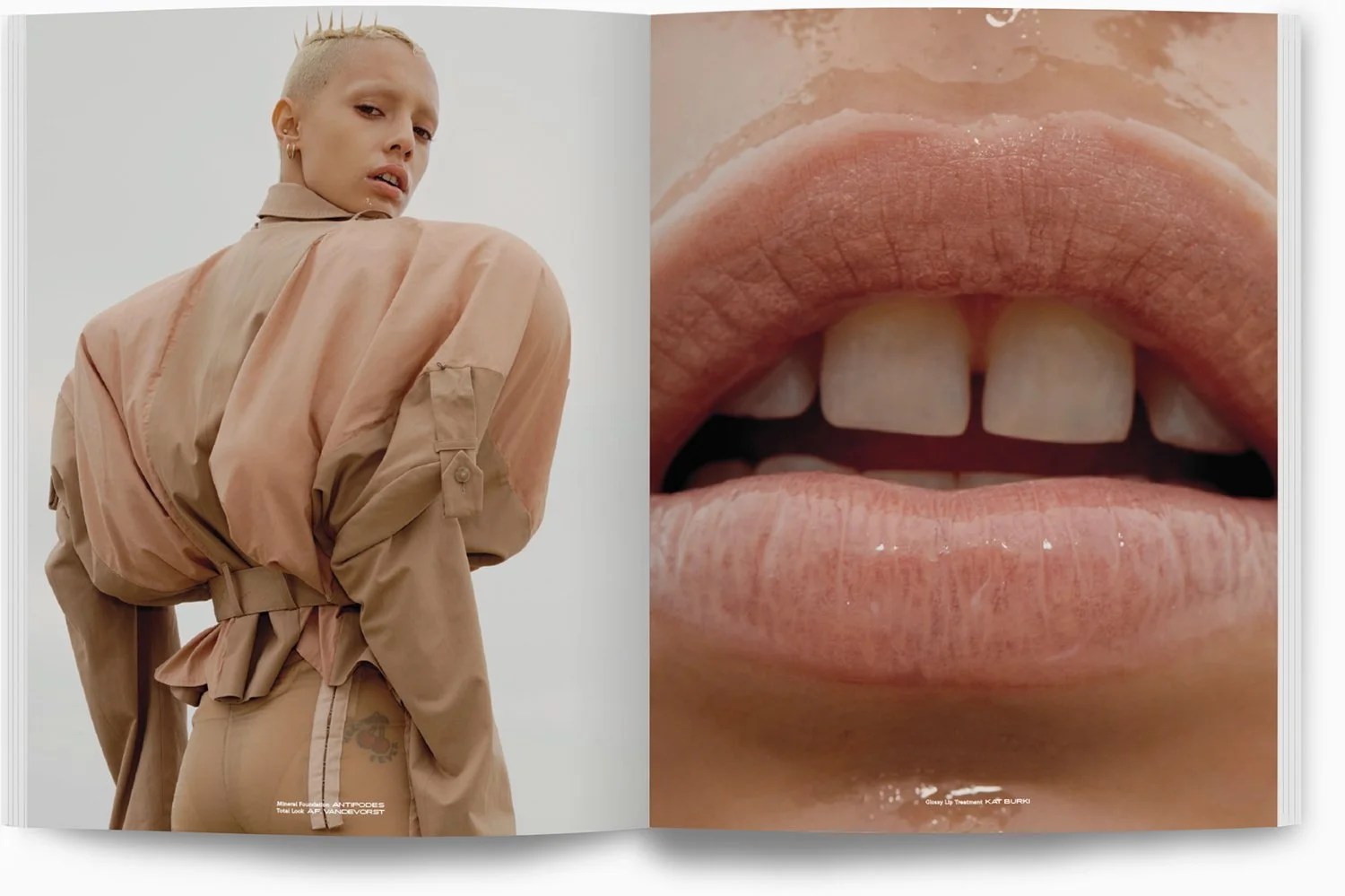 Ein Model in beige Kleidung, das in die Kamera schaut, auf der linken Seite, und eine Nahaufnahme von Lippen und Zähnen, auf der rechten Seite.