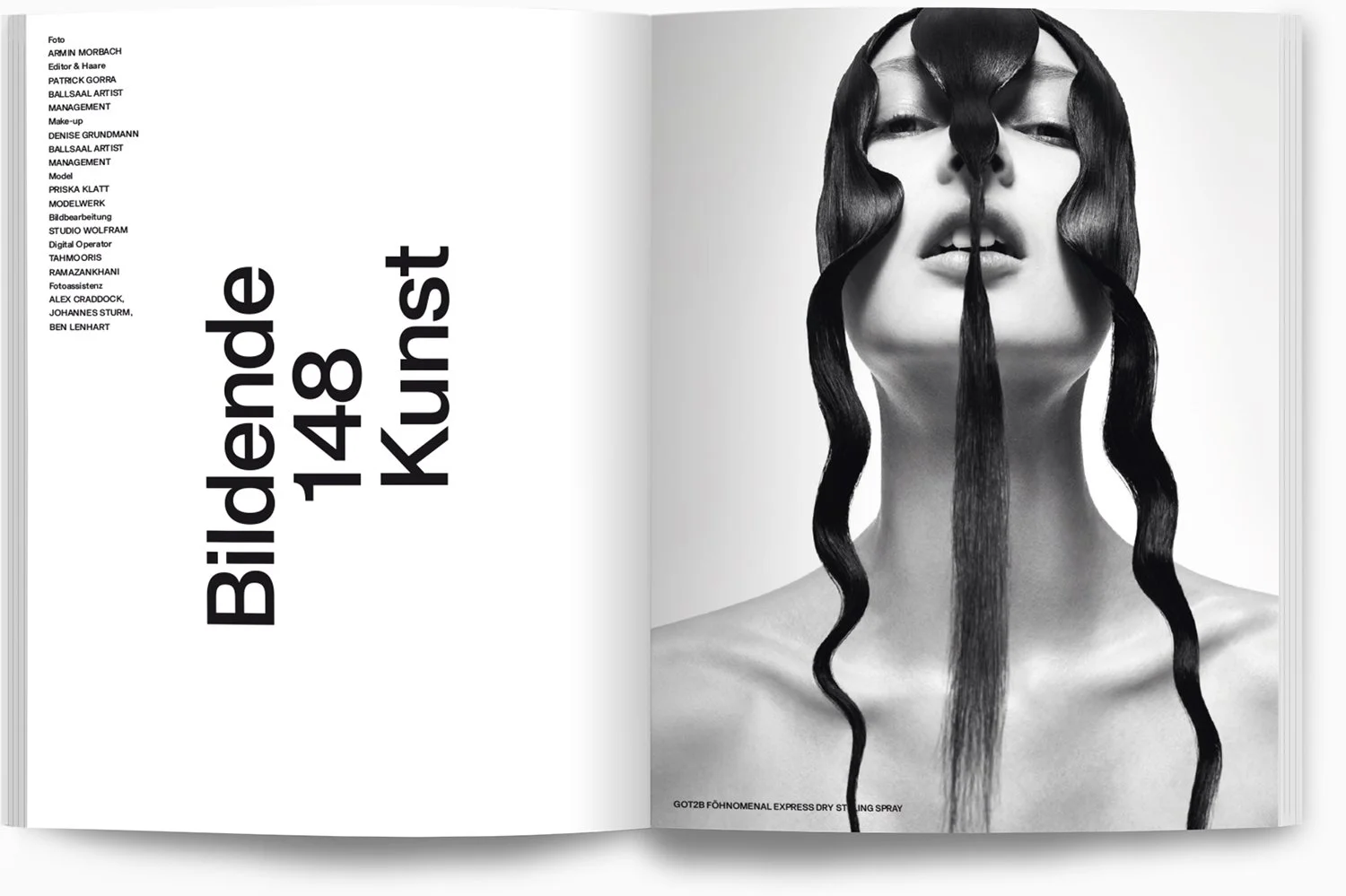 Schwarz-Weiß-Fotografie eines Models mit langen, gewellten schwarzen Haaren, die teilweise das Gesicht bedecken, auf einer Doppelseite in einem Magazin.