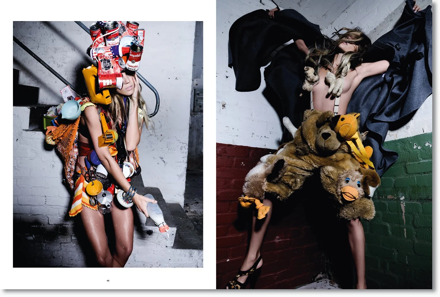 Zwei künstlerische Fotos von Frauen in ungewöhnlichen Outfits. Das erste Bild zeigt eine Frau, die mit diversen Gegenständen wie Dosen, Spielzeug und Küchenutensilien bedeckt ist, an einer Treppe in einem Industriegebäude. Das zweite Bild zeigt eine 