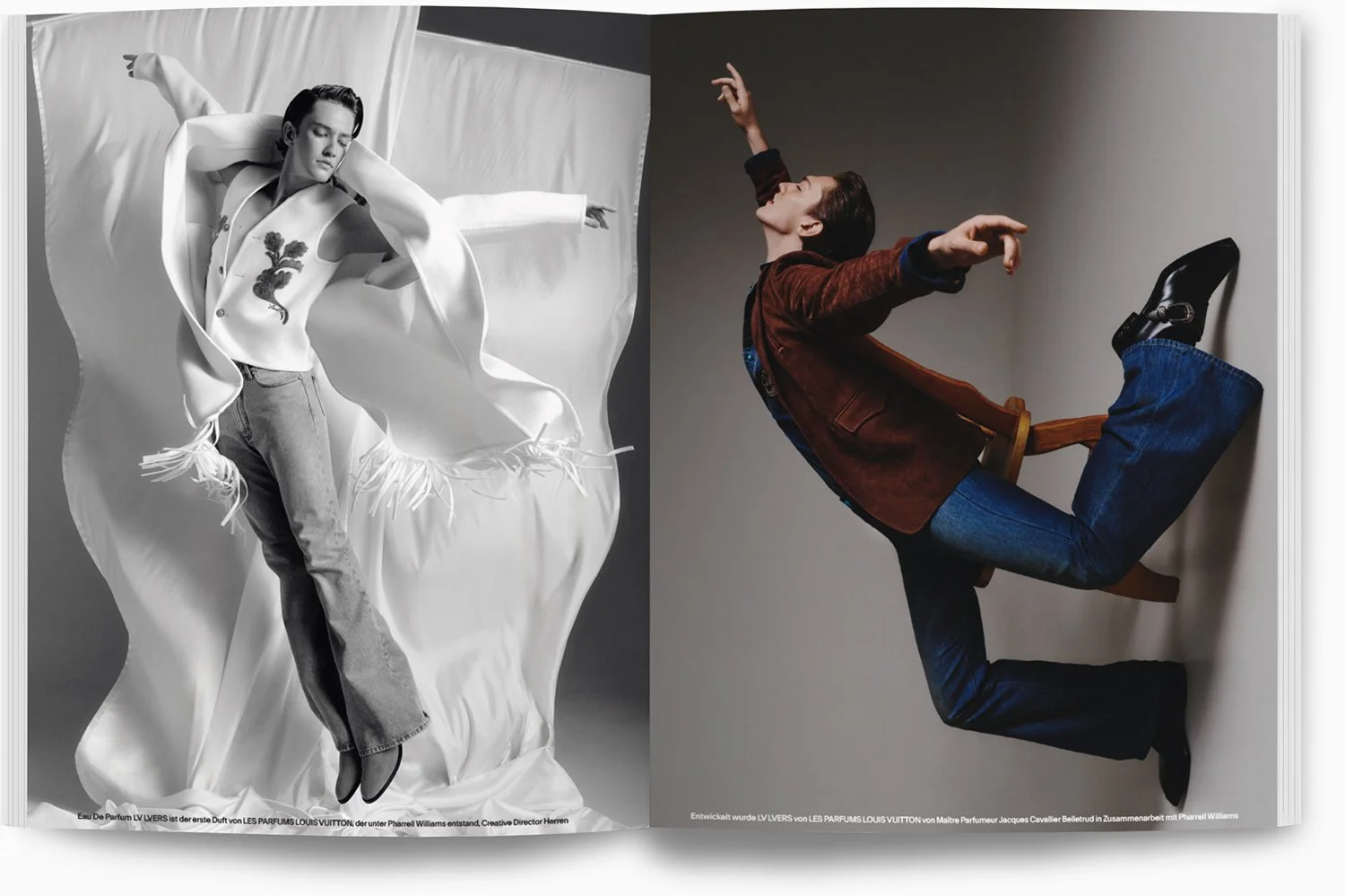 Zwei Models in kreativen Posen, links in Schwarz-Weiß, rechts farbig, präsentieren Mode auf offenem Buch. Der linke Model liegt auf Stoff, der rechte sitzt auf einem Stuhl, der an die Wand gepresst ist.