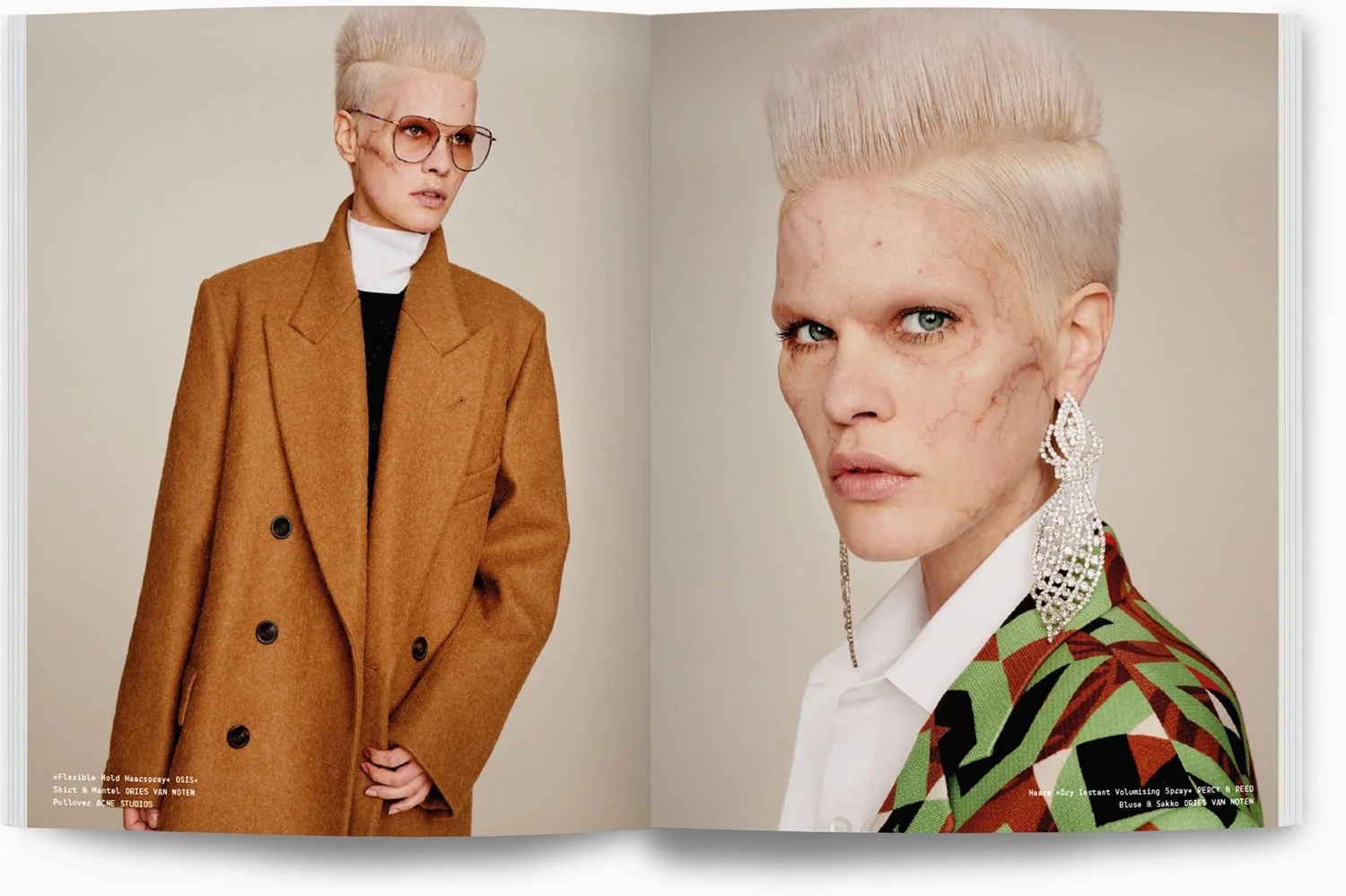 Zwei Models in modischer Kleidung: auf der linken Seite eine Frau mit blondem, kurz gestyltem Haarschnitt in einem braunen Mantel mit schwarzem Oberteil und Sonnenbrille, auf der rechten Seite eine Frau mit kurzen, platinblonden Haaren in einem farbe